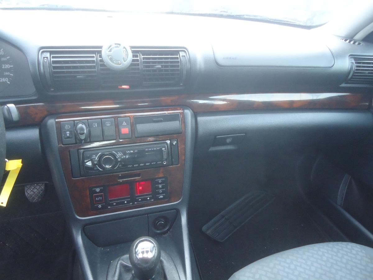Audi A4 1.8 — image 12