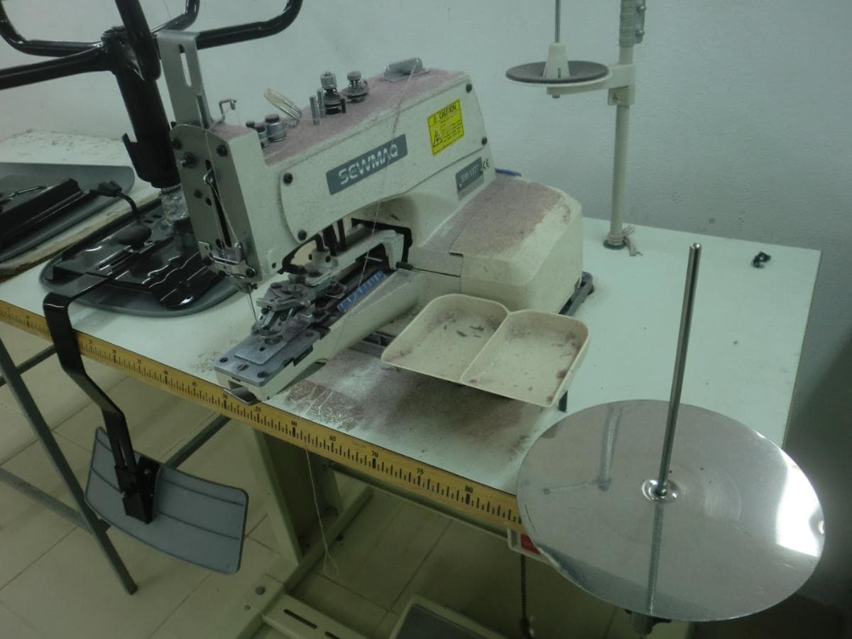 Mesa com 2 cabeças pneumáticas + 4 Máquinas de Costura — imagem 2