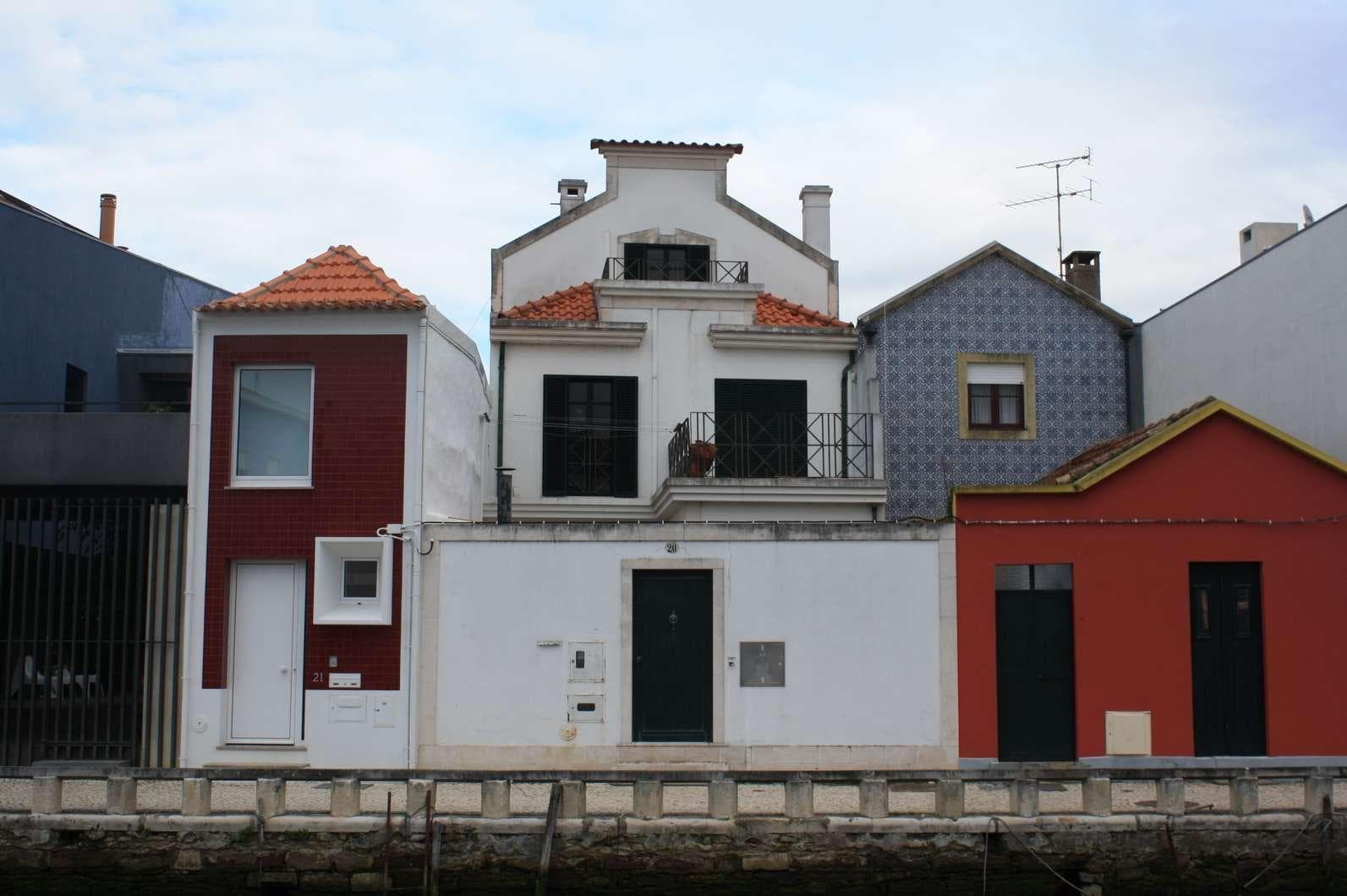 IMOVEL - Prédio Urbano - Composto por casa de habitação de rés-do-chão, primeiro andar, sótão aproveitado e p ... · Aveiro — image 1