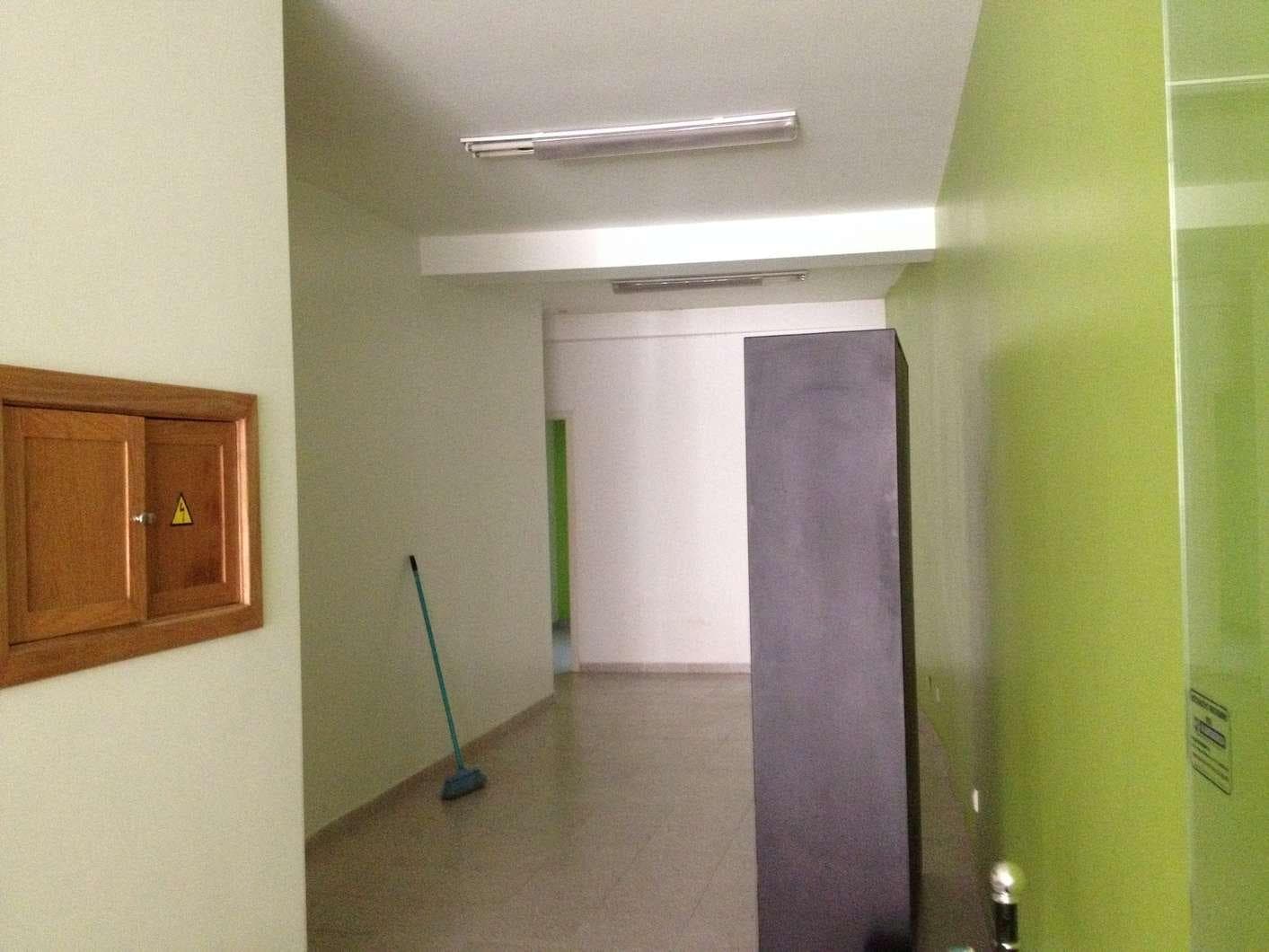 IMOVEL - Prédio Urbano - Fração Autónoma "A" - Loja no rés-do-chão direito com 61,32m2, destinado a comércio ... — image 1
