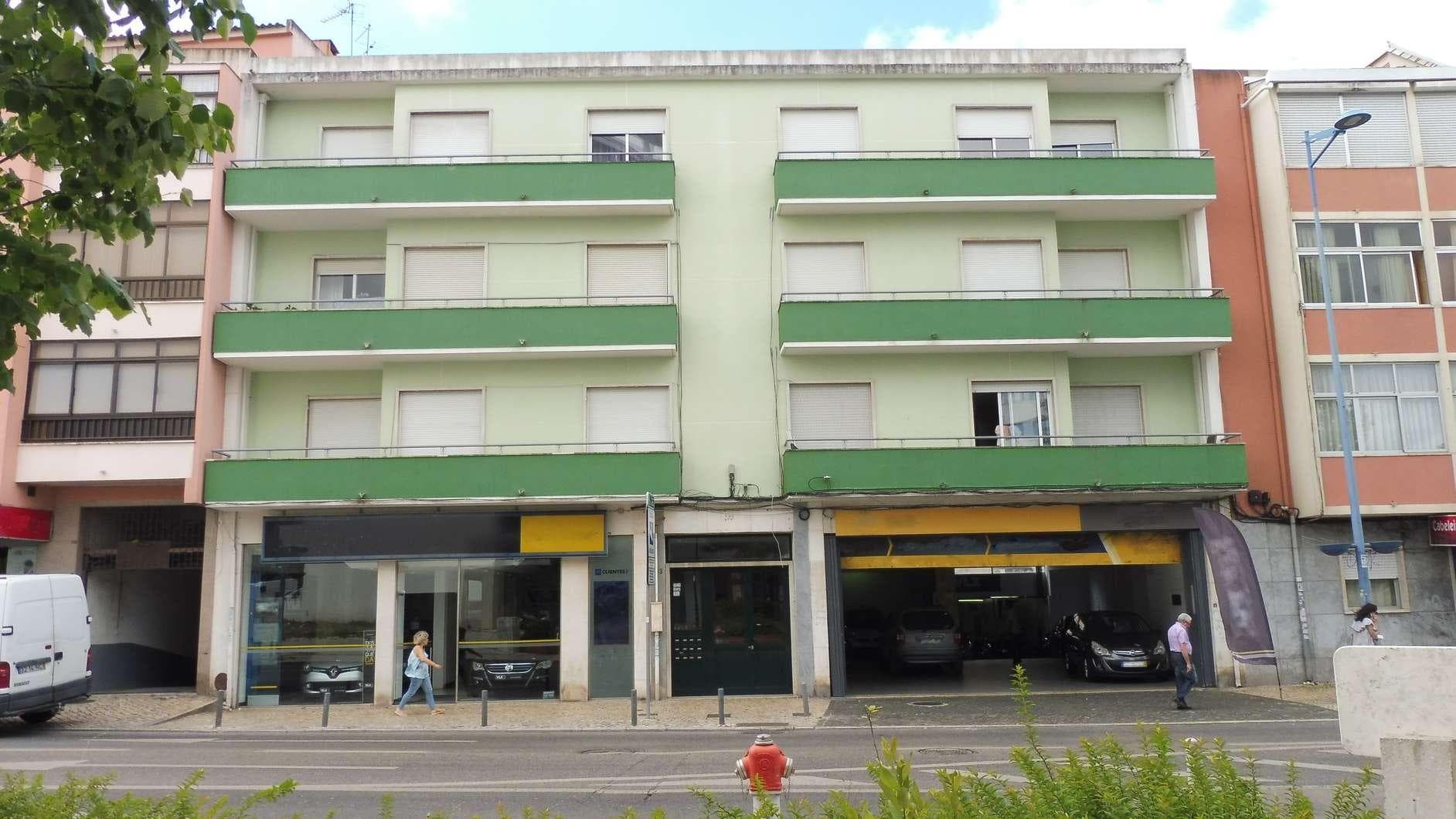 Lojas + Garagem · Amadora — image 2