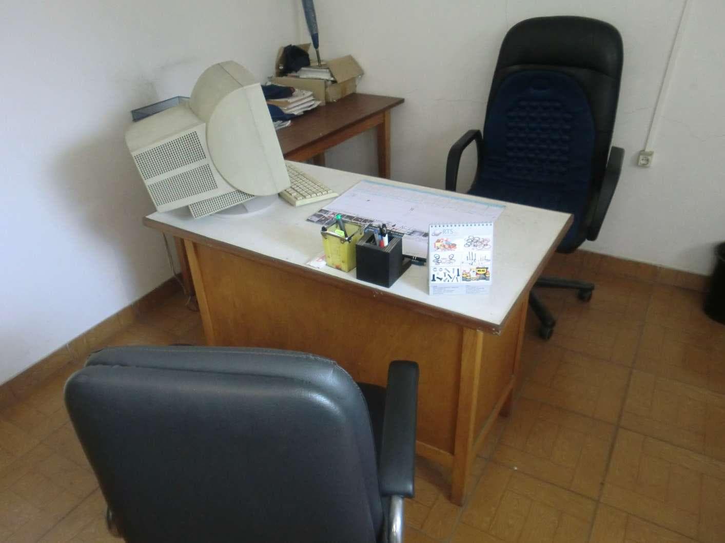2 Cadeiras com rodas, 2 secretárias em madeira, 1 monitor CRT, 1 teclado, 2 sofás, 2 televisões, 2 sofás individuais, 2 cadeiras, 1 impressora — imagen 1
