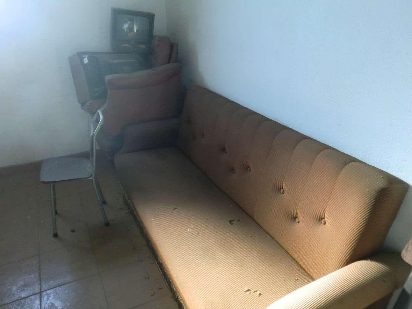 2 Cadeiras com rodas, 2 secretárias em madeira, 1 monitor CRT, 1 teclado, 2 sofás, 2 televisões, 2 sofás individuais, 2 cadeiras, 1 impressora — imagen 2