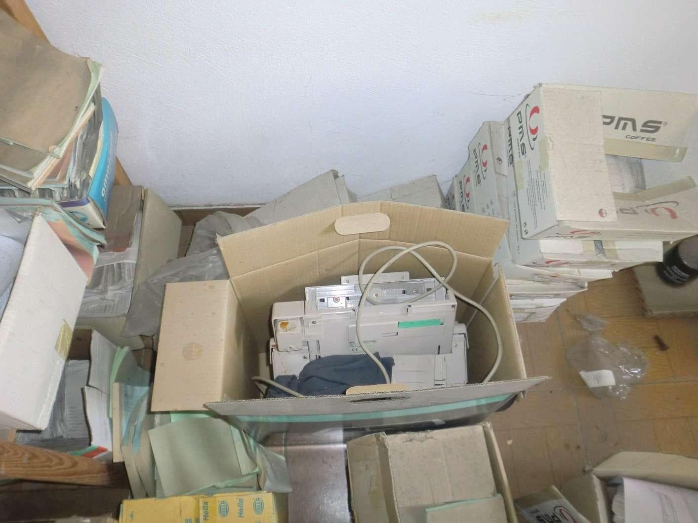 2 Cadeiras com rodas, 2 secretárias em madeira, 1 monitor CRT, 1 teclado, 2 sofás, 2 televisões, 2 sofás individuais, 2 cadeiras, 1 impressora — imagen 4