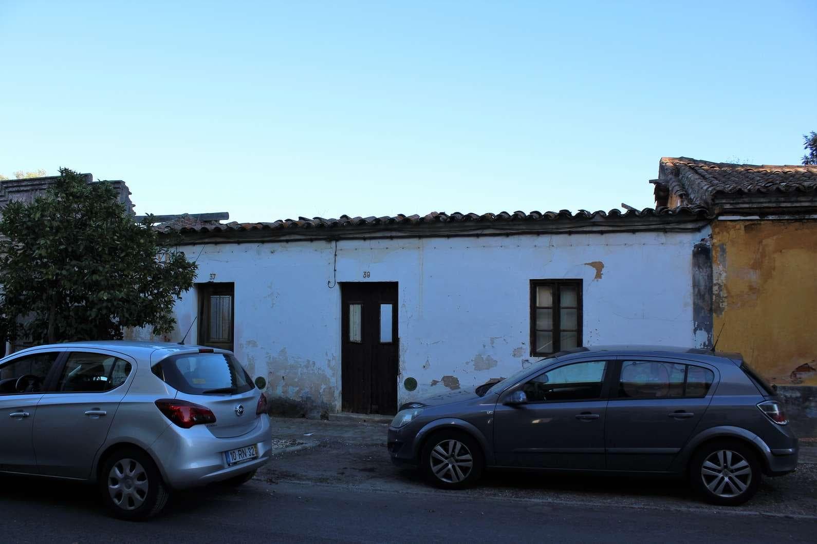 IMOVEL - Prédio Urbano - Edifício de rés-do-chão com quintal. Sito na Av. Manuel Joaquim Pereira - Rua da Est ... — image 1