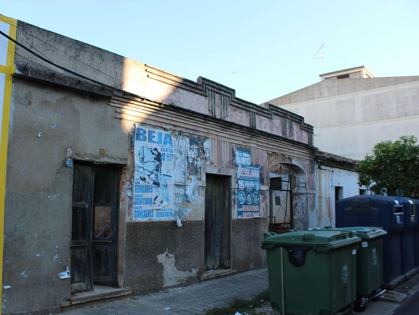 IMOVEL - Prédio Urbano - Edifício de rés-do-chão com quintal. Área Total de 861m2 sendo 81,66m2 área coberta  ... — image 1