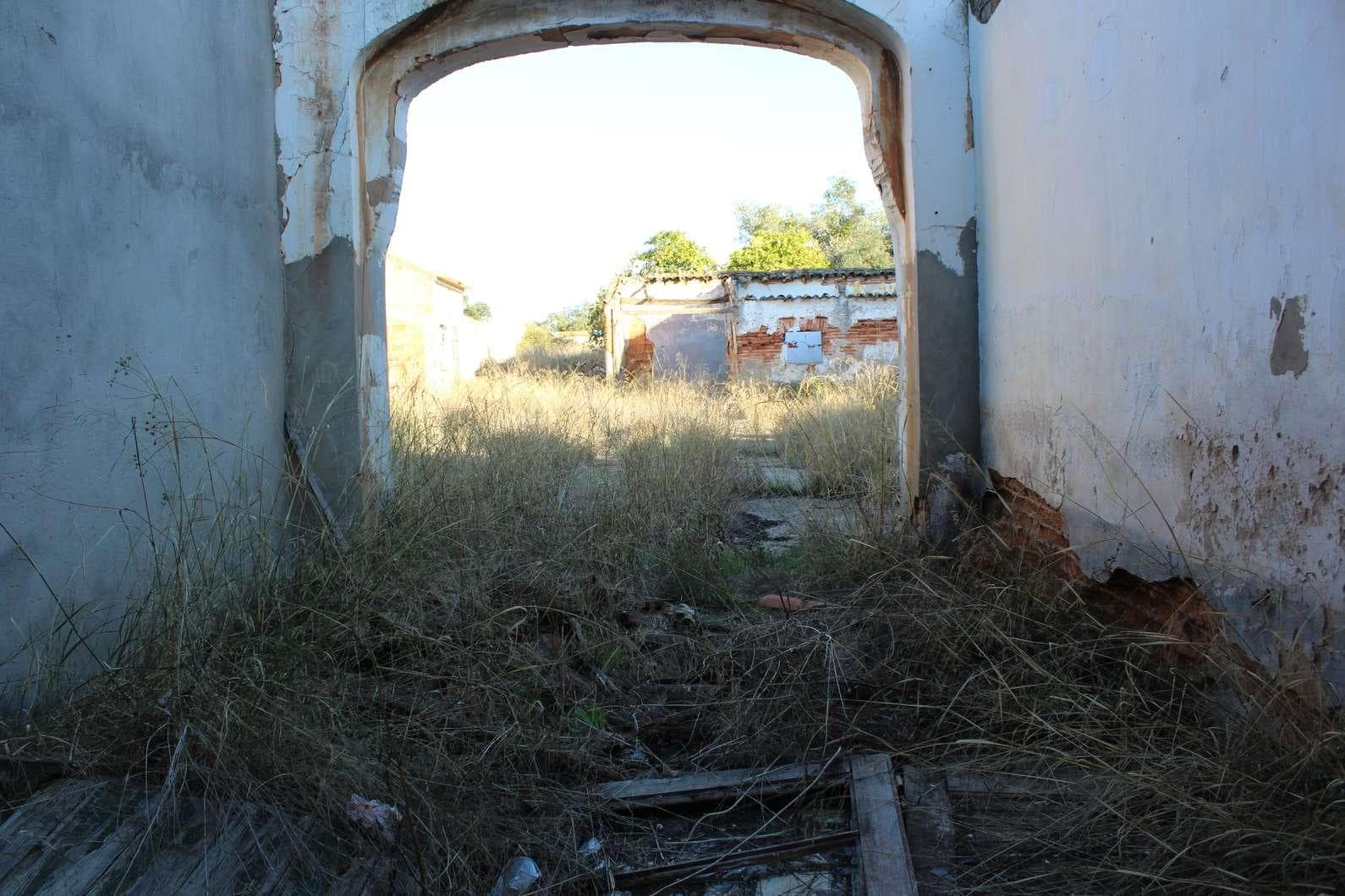 IMOVEL - Prédio Urbano - Edifício de rés-do-chão com quintal. Área Total de 861m2 sendo 81,66m2 área coberta  ... — image 2