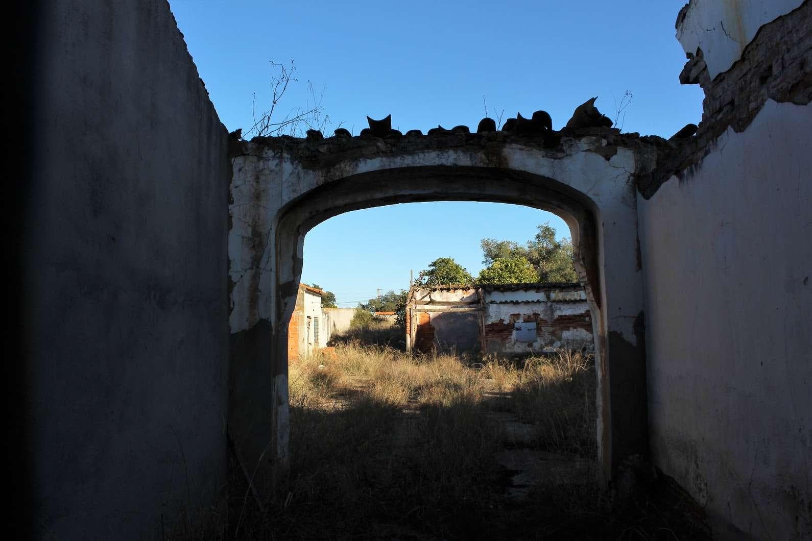 IMOVEL - Prédio Urbano - Edifício de rés-do-chão com quintal. Área Total de 861m2 sendo 81,66m2 área coberta  ... — image 4