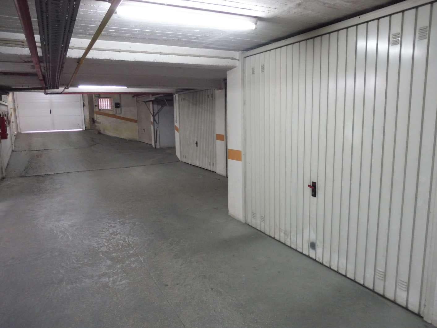 IMOVEL - Prédio Urbano - Fração Autónoma "E", corresponde a uma garagem com o n.º 5, no prédio sito na Rua A ... — image 1