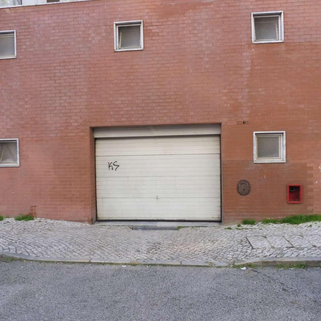IMOVEL - Prédio Urbano - Fração autónoma "M", corresponde a uma garagem com o n.º 27, na 2ª Cave, no prédio s ... — imagen 2