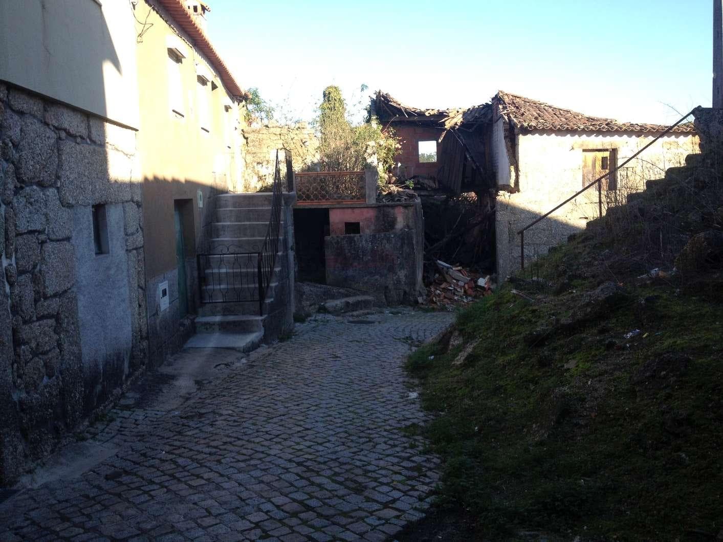 Moradias p/ Recuperação · Santa Comba Dão — imagen 1