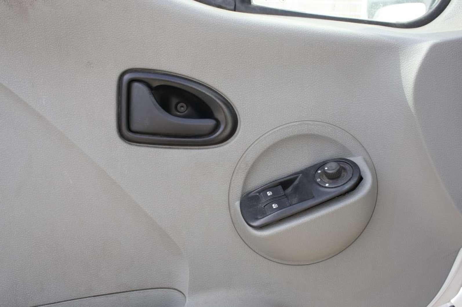 RENAULT MASTER Matrícula 47-IA-09 — imagem 6