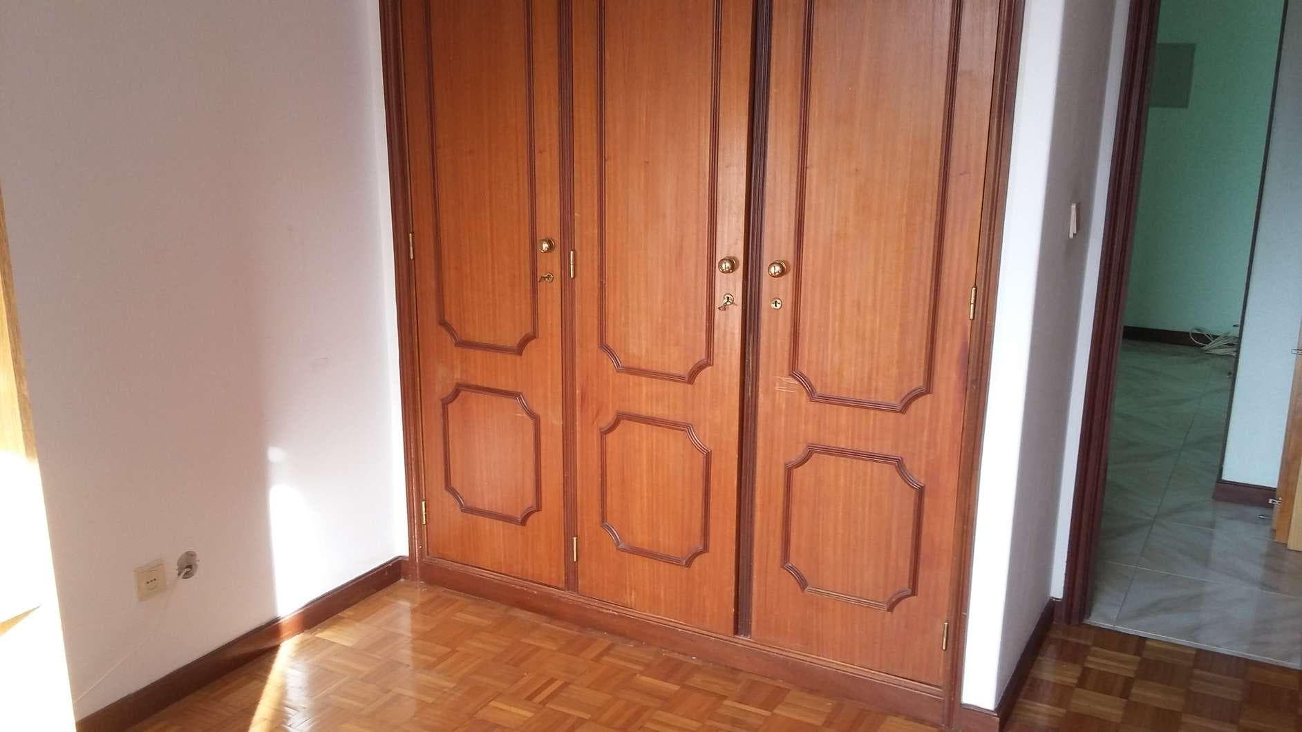 IMOVEL - Prédio Urbano - Fração autónoma "H" - Habitação no segundo andar direito e lugar de garagem na cave ... — imagen 1