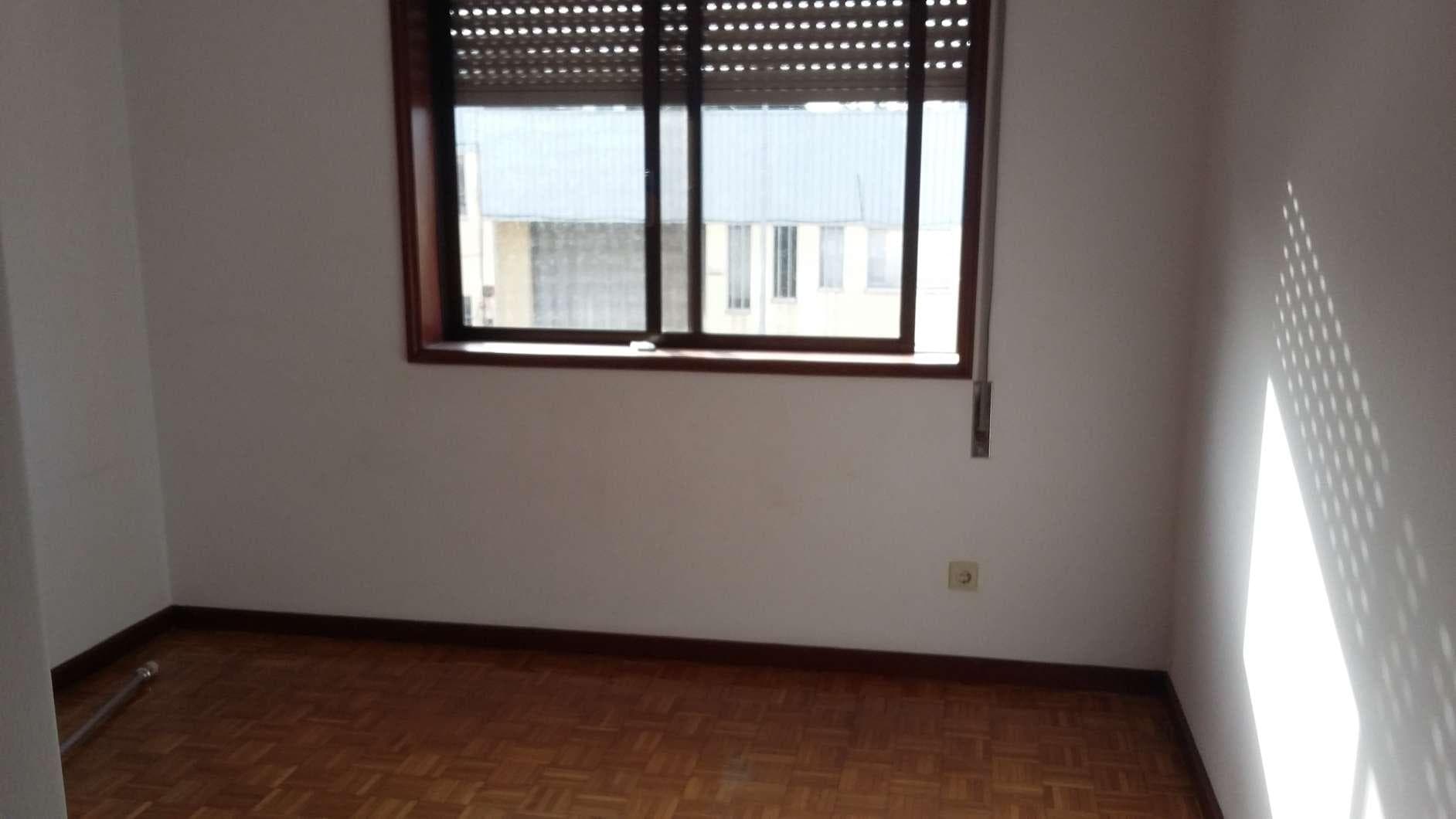 IMOVEL - Prédio Urbano - Fração autónoma "H" - Habitação no segundo andar direito e lugar de garagem na cave ... — imagen 3