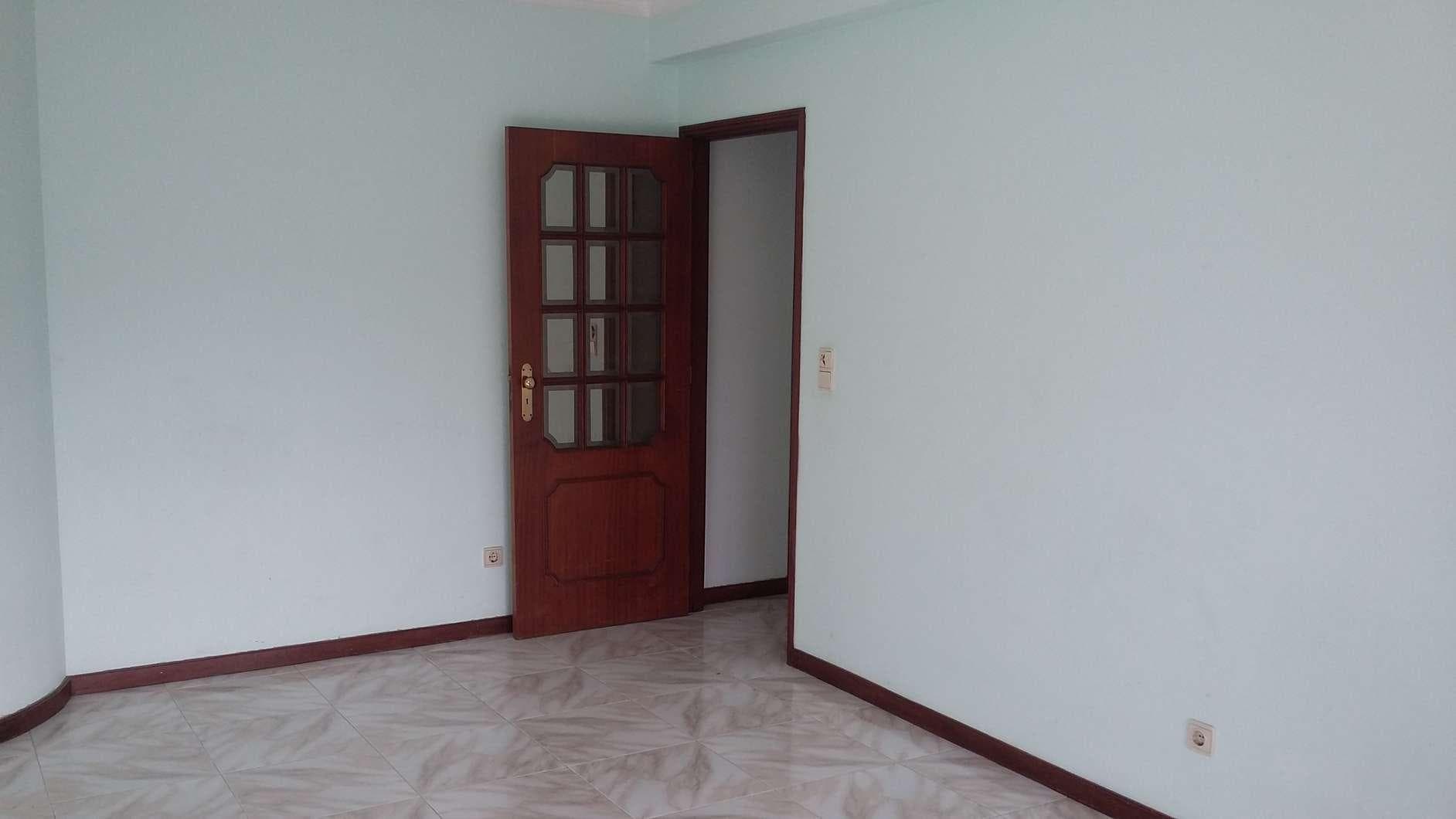 IMOVEL - Prédio Urbano - Fração autónoma "H" - Habitação no segundo andar direito e lugar de garagem na cave ... — imagen 6