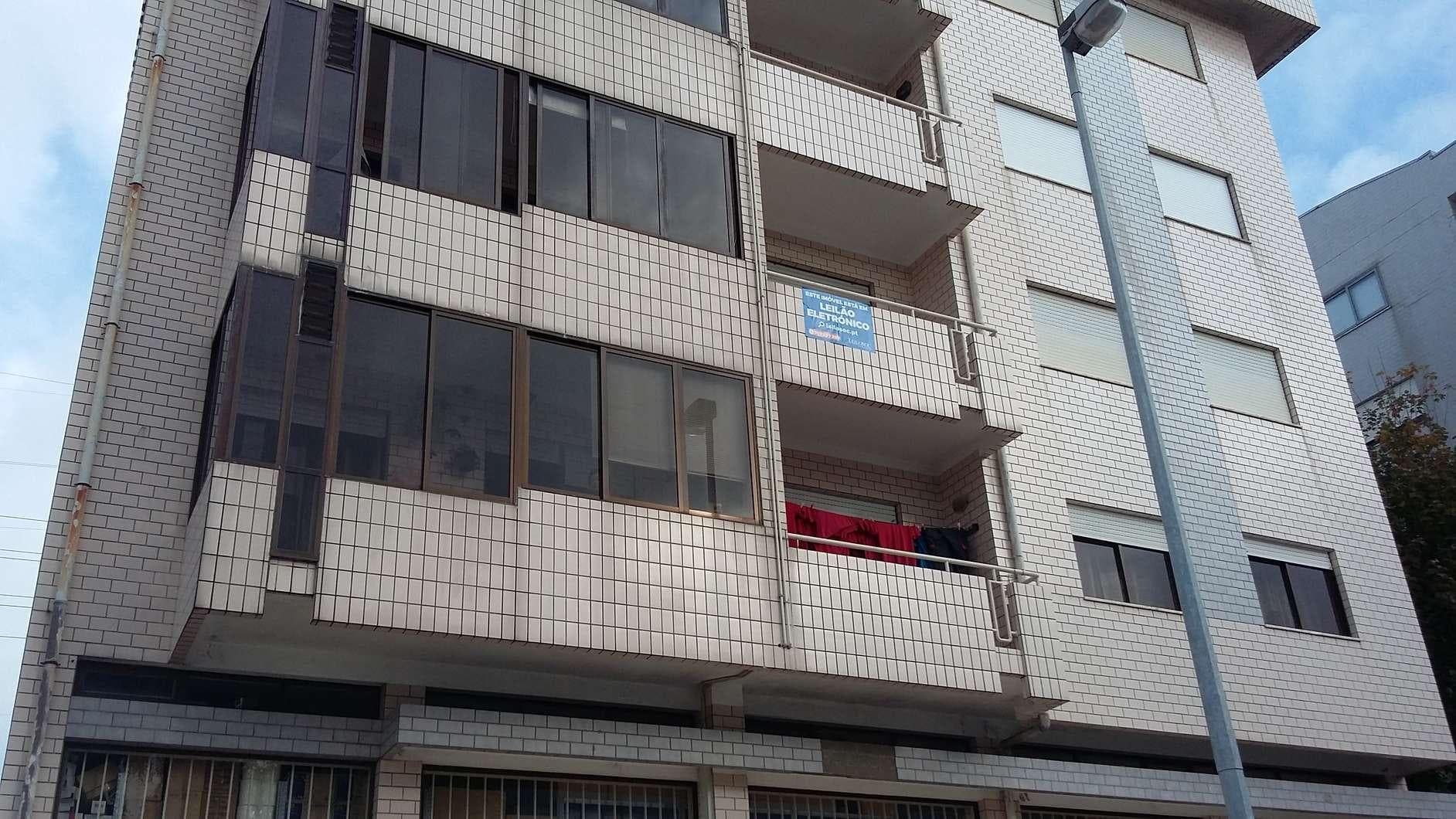 IMOVEL - Prédio Urbano - Fração autónoma "H" - Habitação no segundo andar direito e lugar de garagem na cave ... — imagen 11