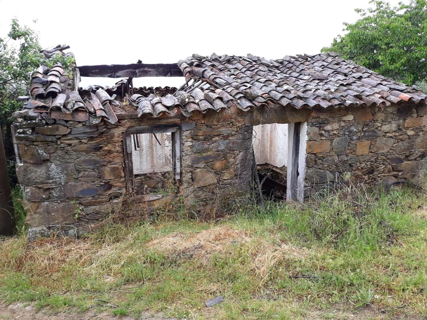 Edifício (Ruínas) + Terrenos· Oleiros, Castelo Branco — image 1