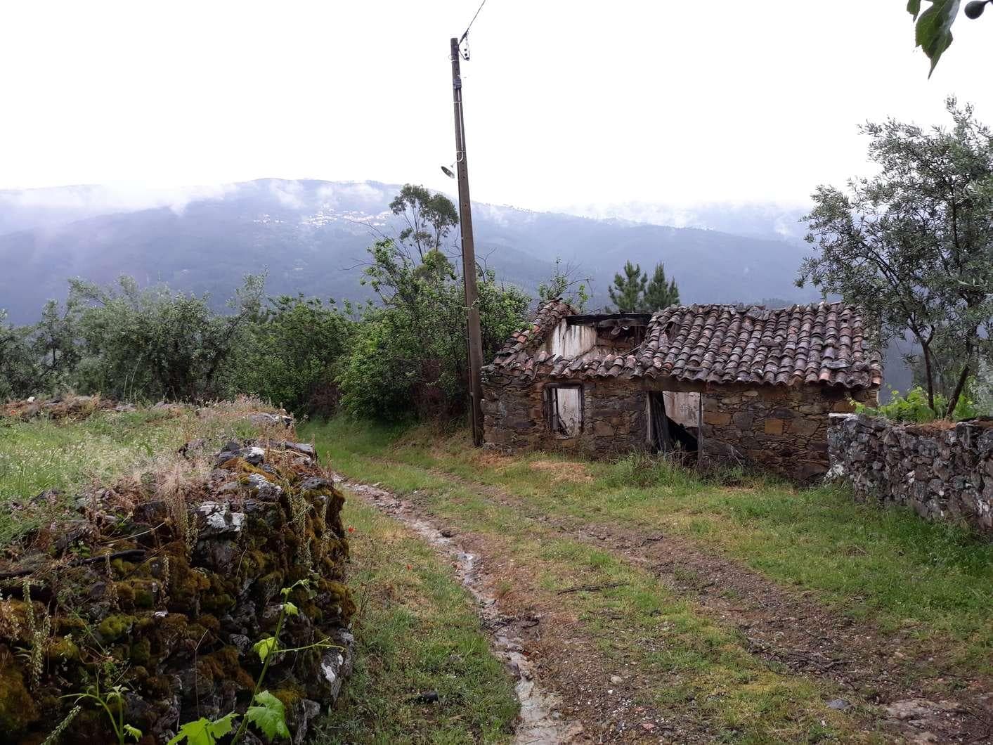 Edifício (Ruínas) + Terrenos· Oleiros, Castelo Branco — image 4