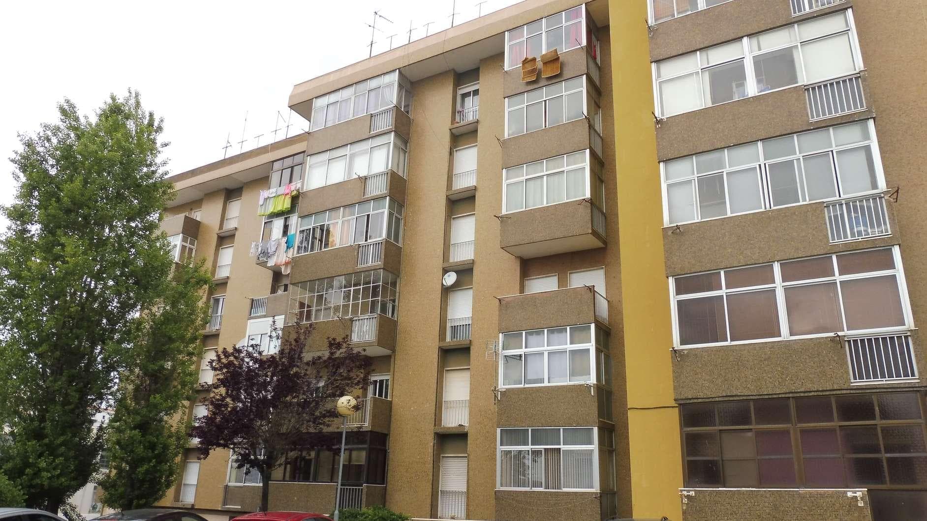 IMOVEL - Prédio Urbano - Habitação, no segundo andar D, sito na Rua dos Eucaliptos, nºs 3 e 3 A. Descrito na  ... — imagen 6