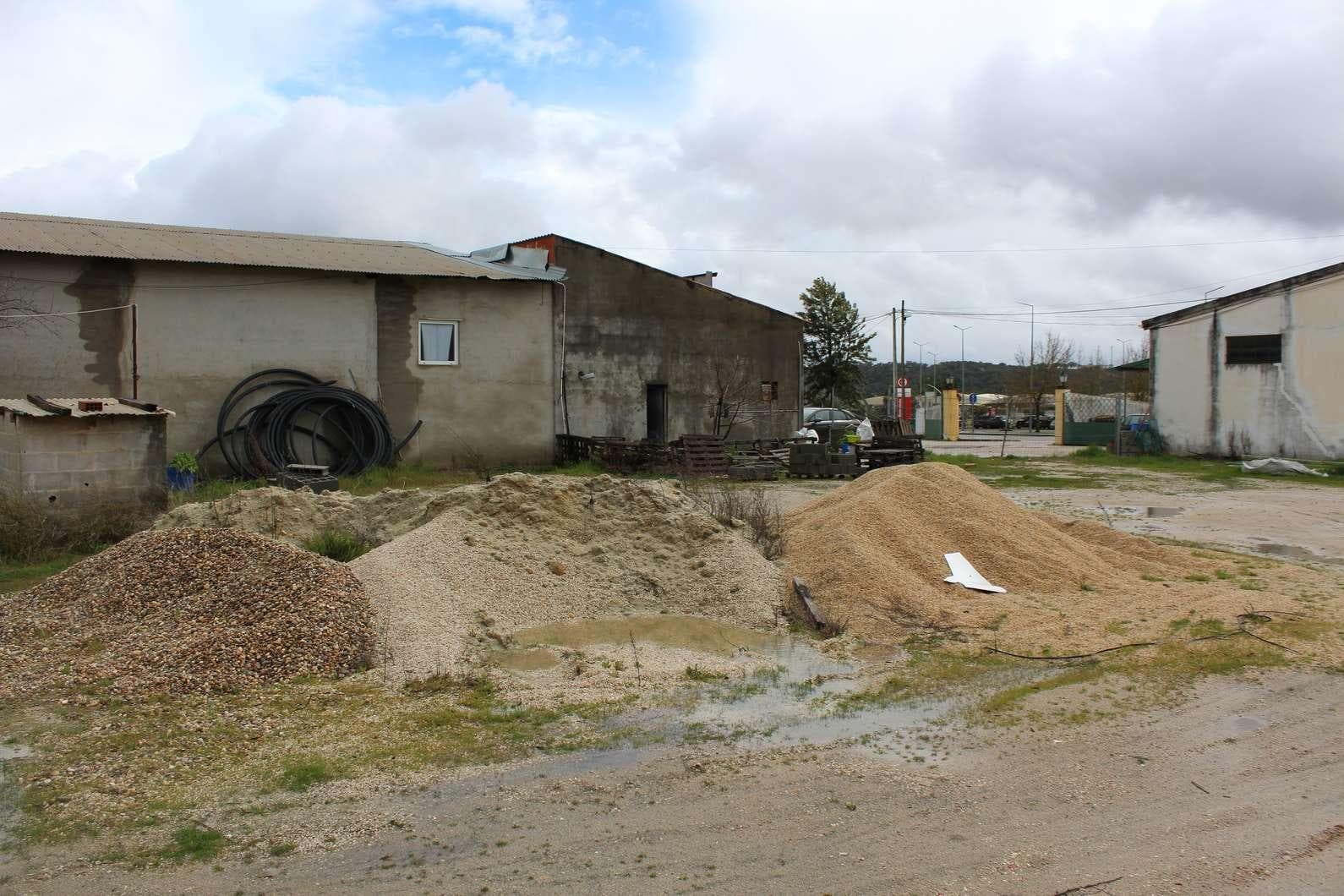 IMOVEL - Prédio Urbano - Barracão destinado a indústria com armazém e escritório. Área Coberta de 1.200m2 e Á ... — image 1