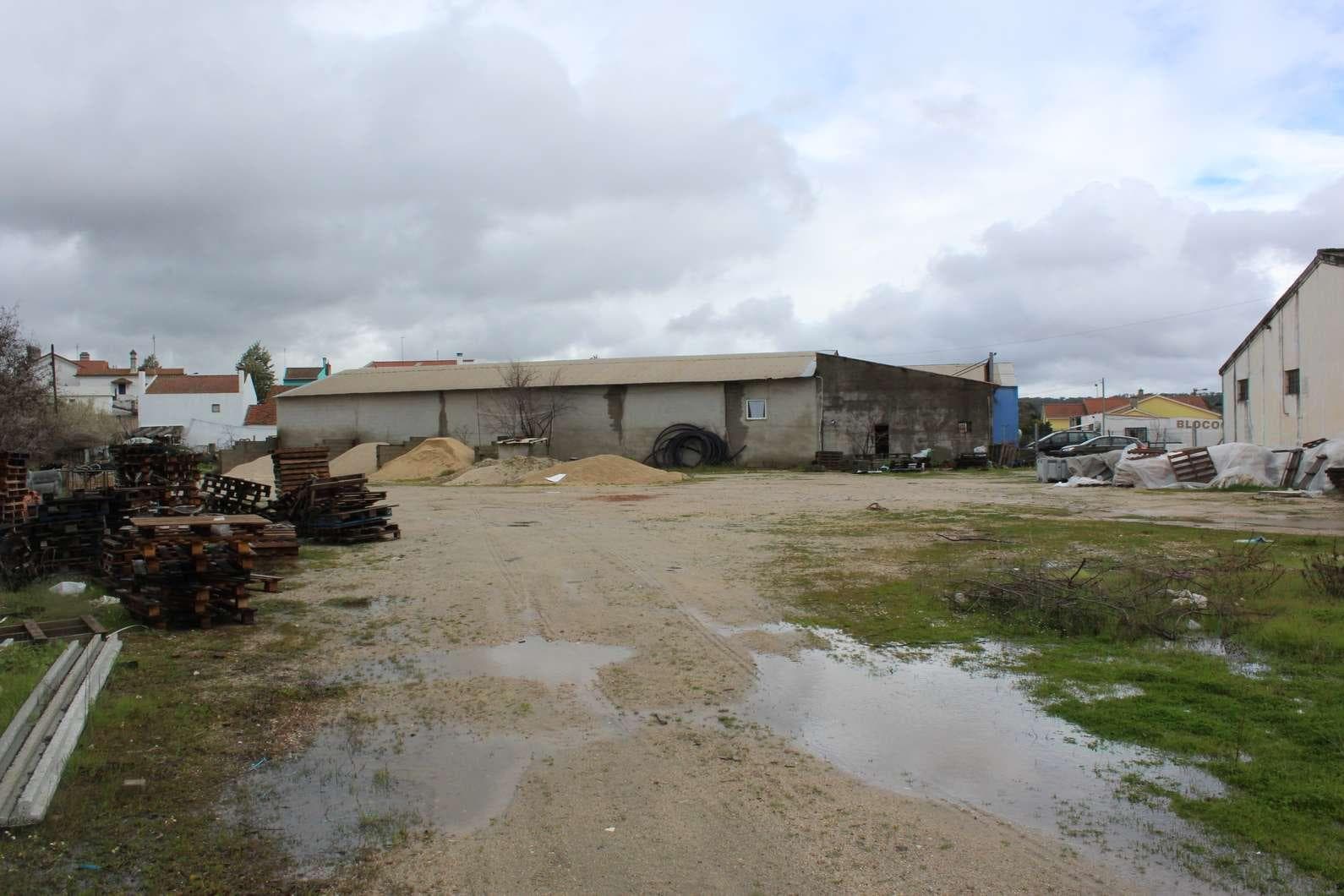 IMOVEL - Prédio Urbano - Barracão destinado a indústria com armazém e escritório. Área Coberta de 1.200m2 e Á ... — image 2