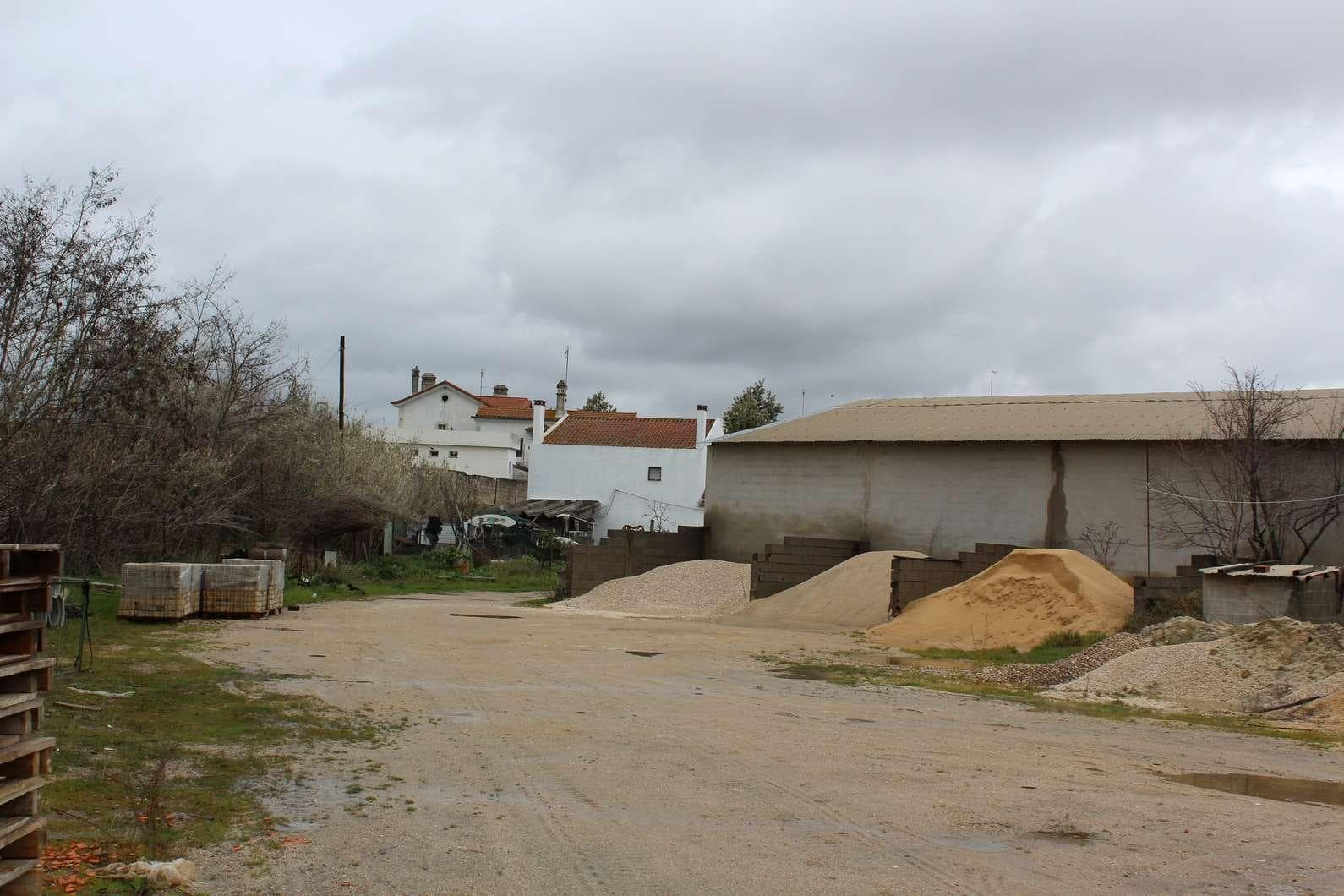 IMOVEL - Prédio Urbano - Barracão destinado a indústria com armazém e escritório. Área Coberta de 1.200m2 e Á ... — image 3