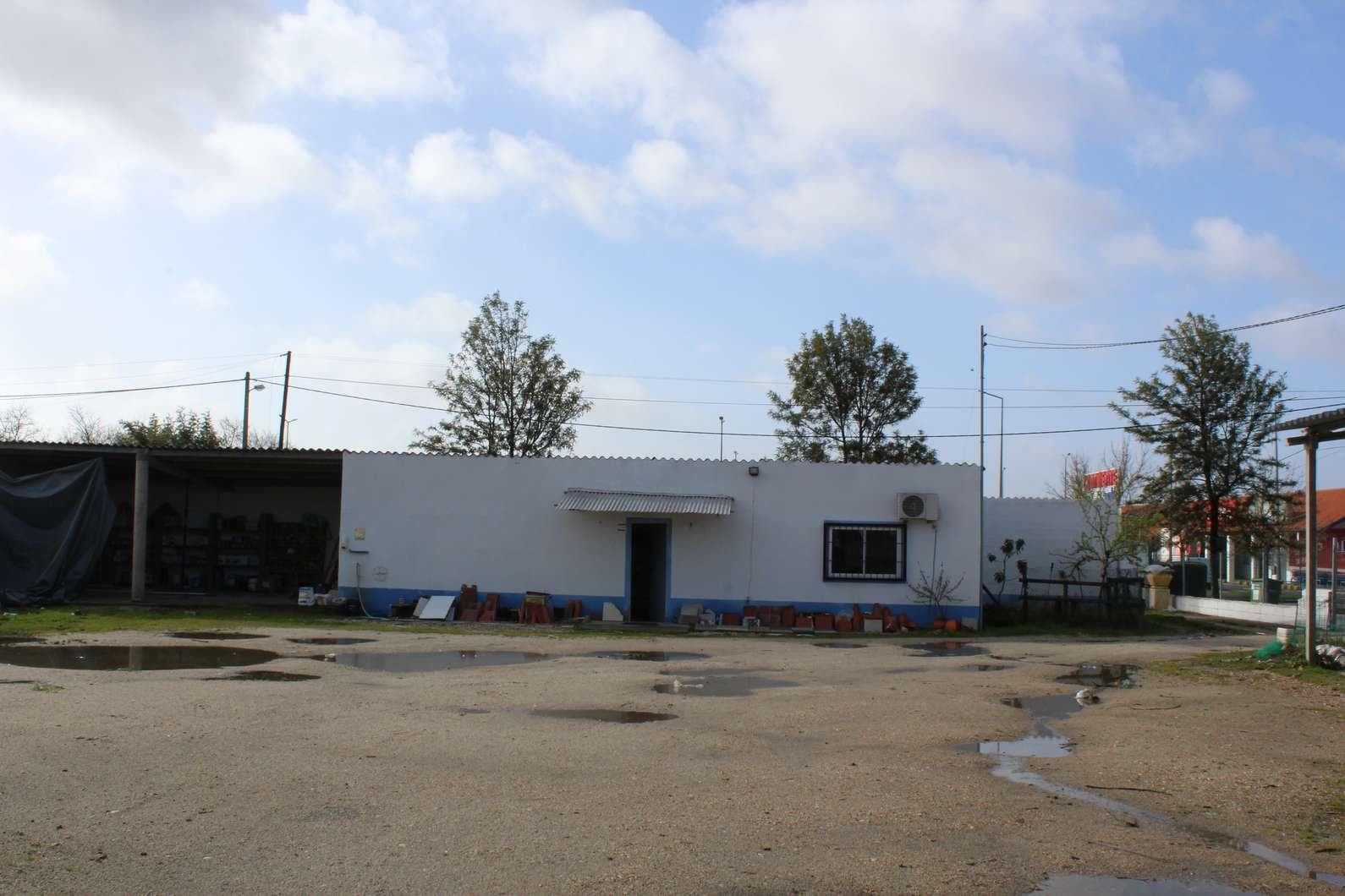IMOVEL - Prédio Urbano - Barracão destinado a indústria com armazém e escritório. Área Coberta de 1.200m2 e Á ... — image 4