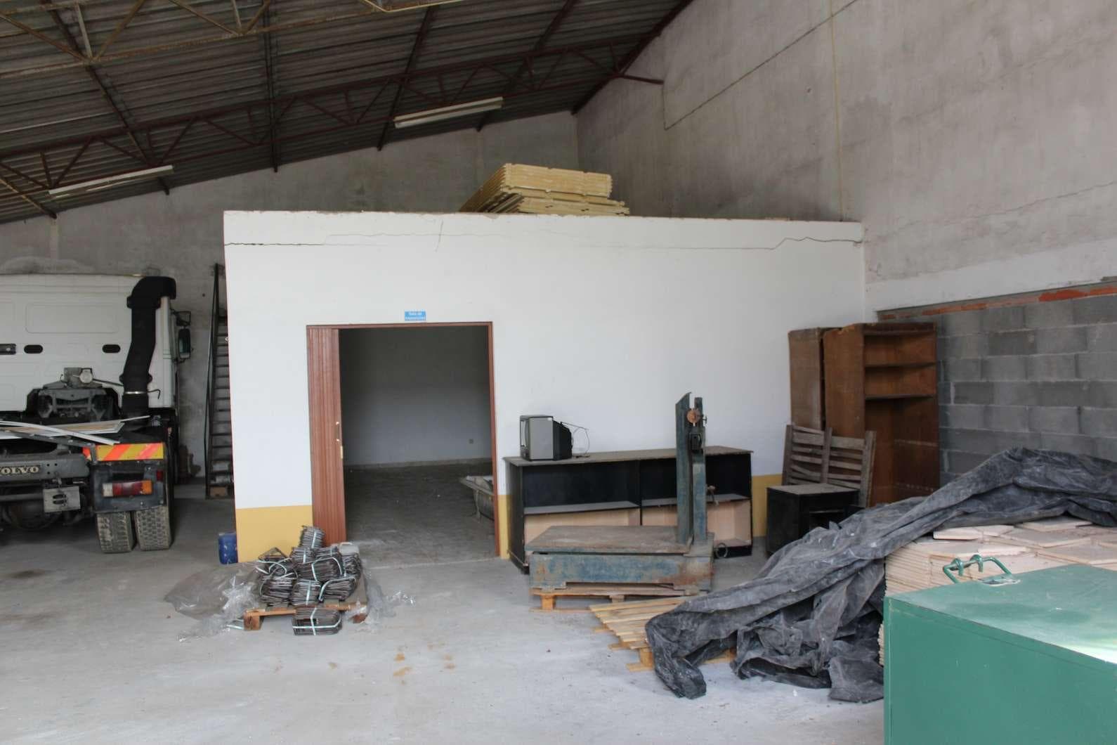 IMOVEL - Prédio Urbano - Barracão destinado a indústria com armazém e escritório. Área Coberta de 1.200m2 e Á ... — image 8