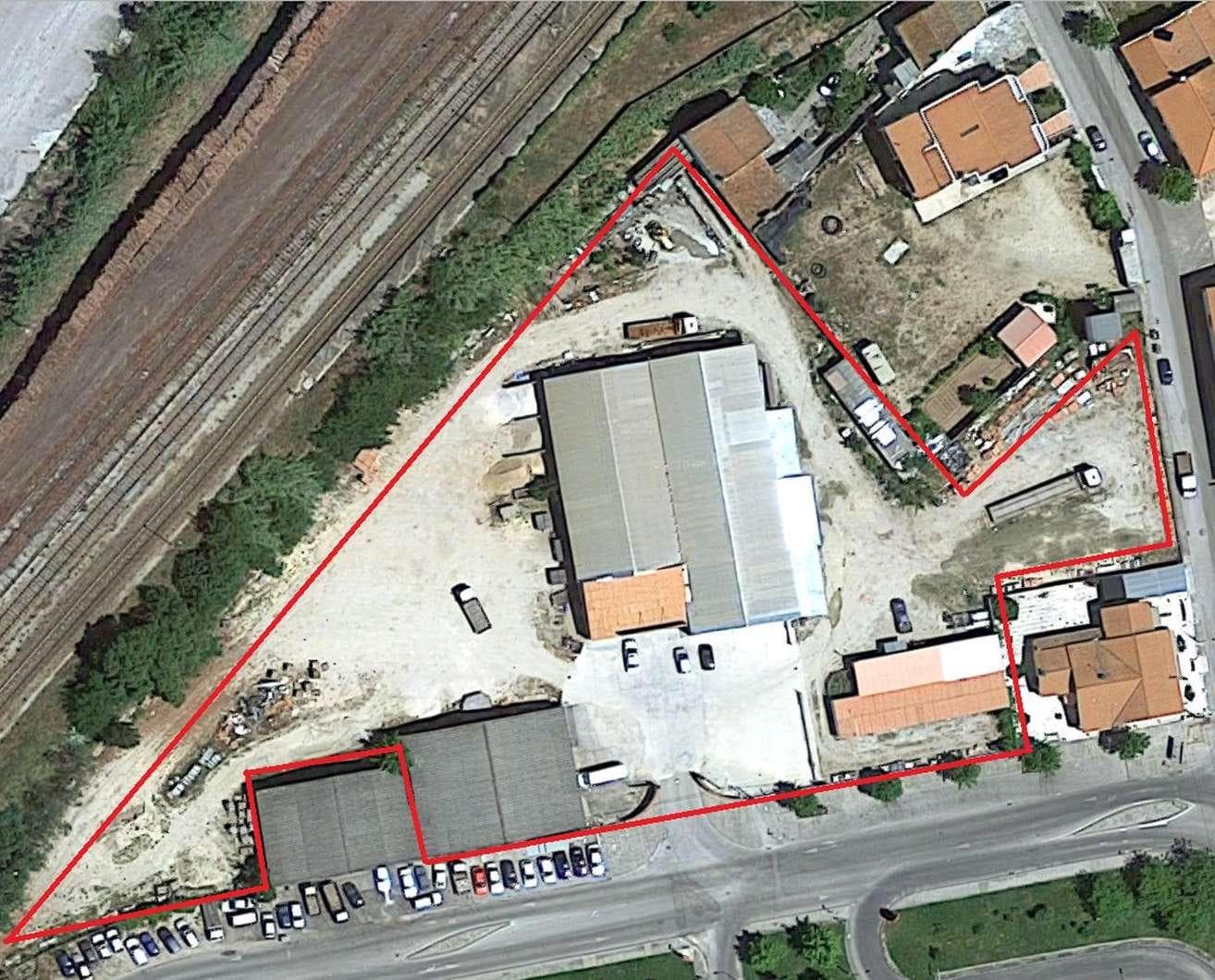 IMOVEL - Prédio Urbano - Barracão destinado a indústria com armazém e escritório. Área Coberta de 1.200m2 e Á ... — image 9