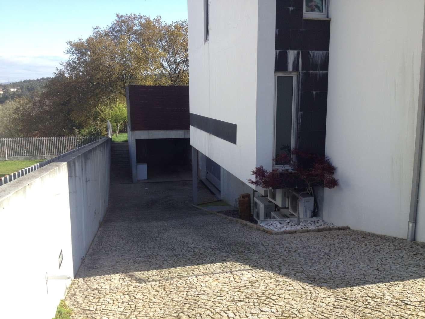 IMOVEL - Prédio Urbano - Habitação, constituida por cave, rés-do-chão e primeiro andar, do lado esquerdo, de  ... — image 3