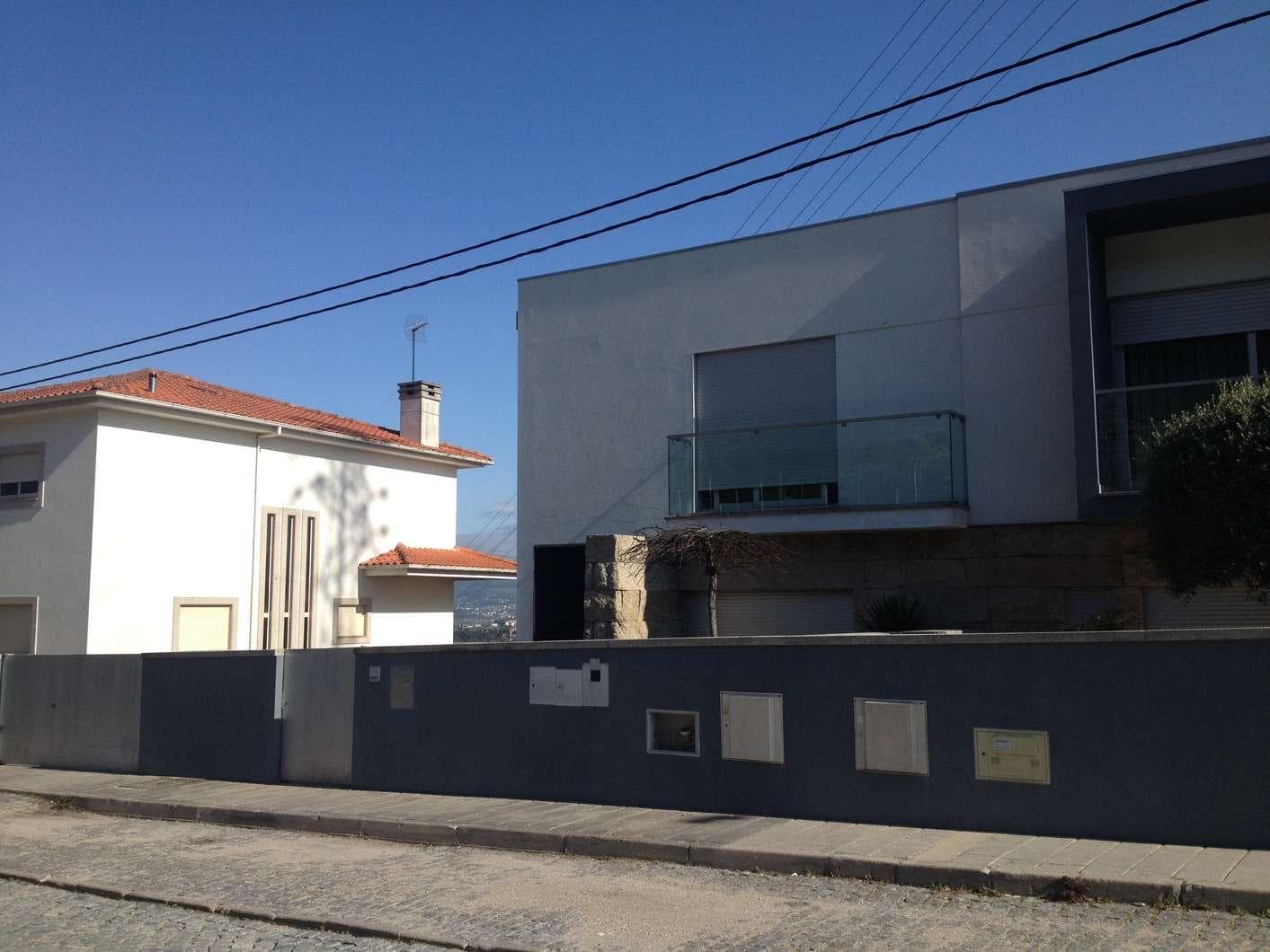 IMOVEL - Prédio Urbano - Habitação, constituida por cave, rés-do-chão e primeiro andar, do lado esquerdo, de  ... — image 4