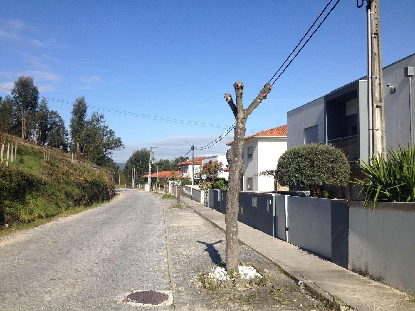 IMOVEL - Prédio Urbano - Habitação, constituida por cave, rés-do-chão e primeiro andar, do lado esquerdo, de  ... — image 5