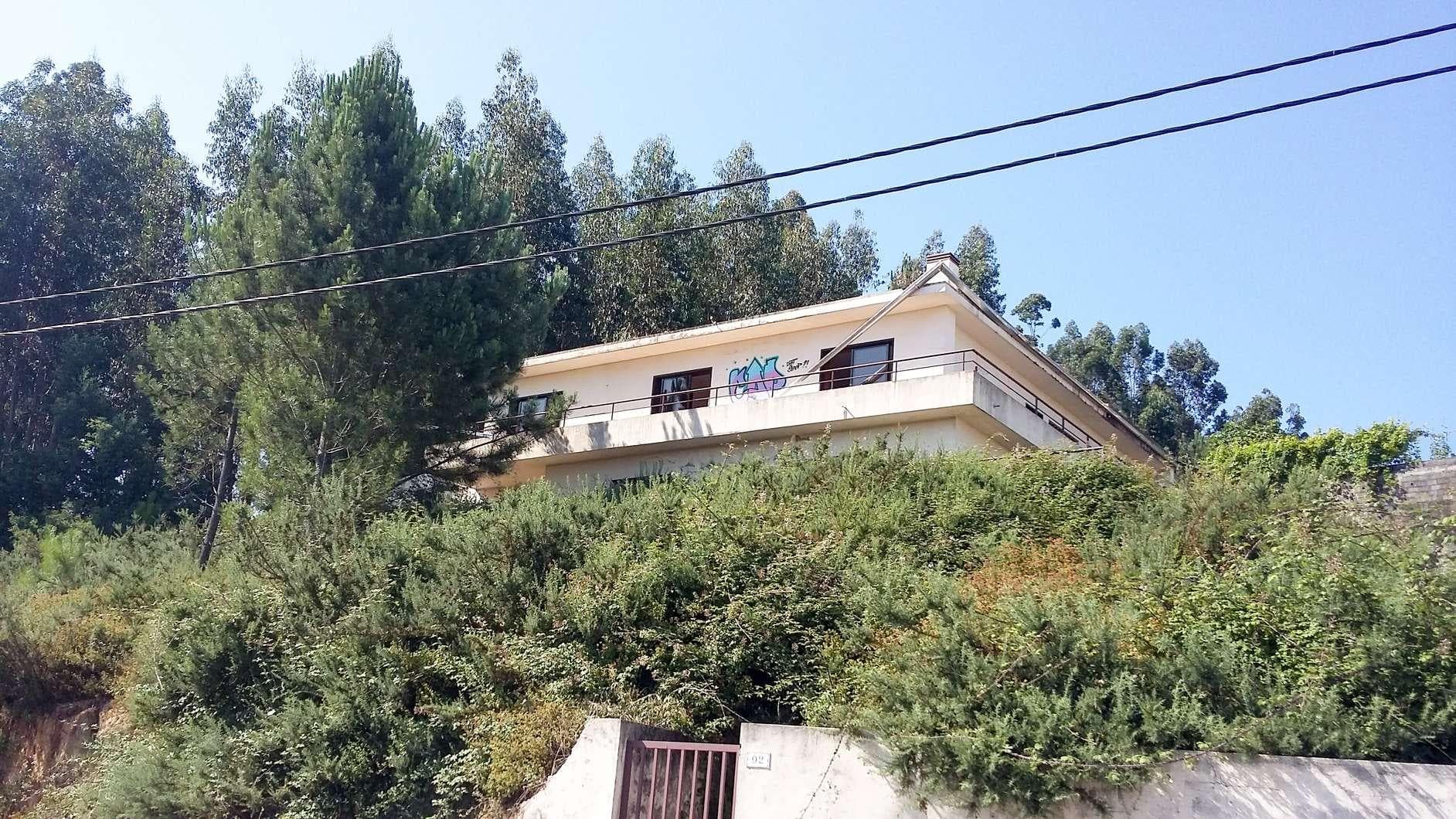 IMOVEL - Prédio Urbano - Casa de rés-do-chão e andar, com logradouro. Tipologia V4. Área Total de 1.350m2 sen ... — image 1
