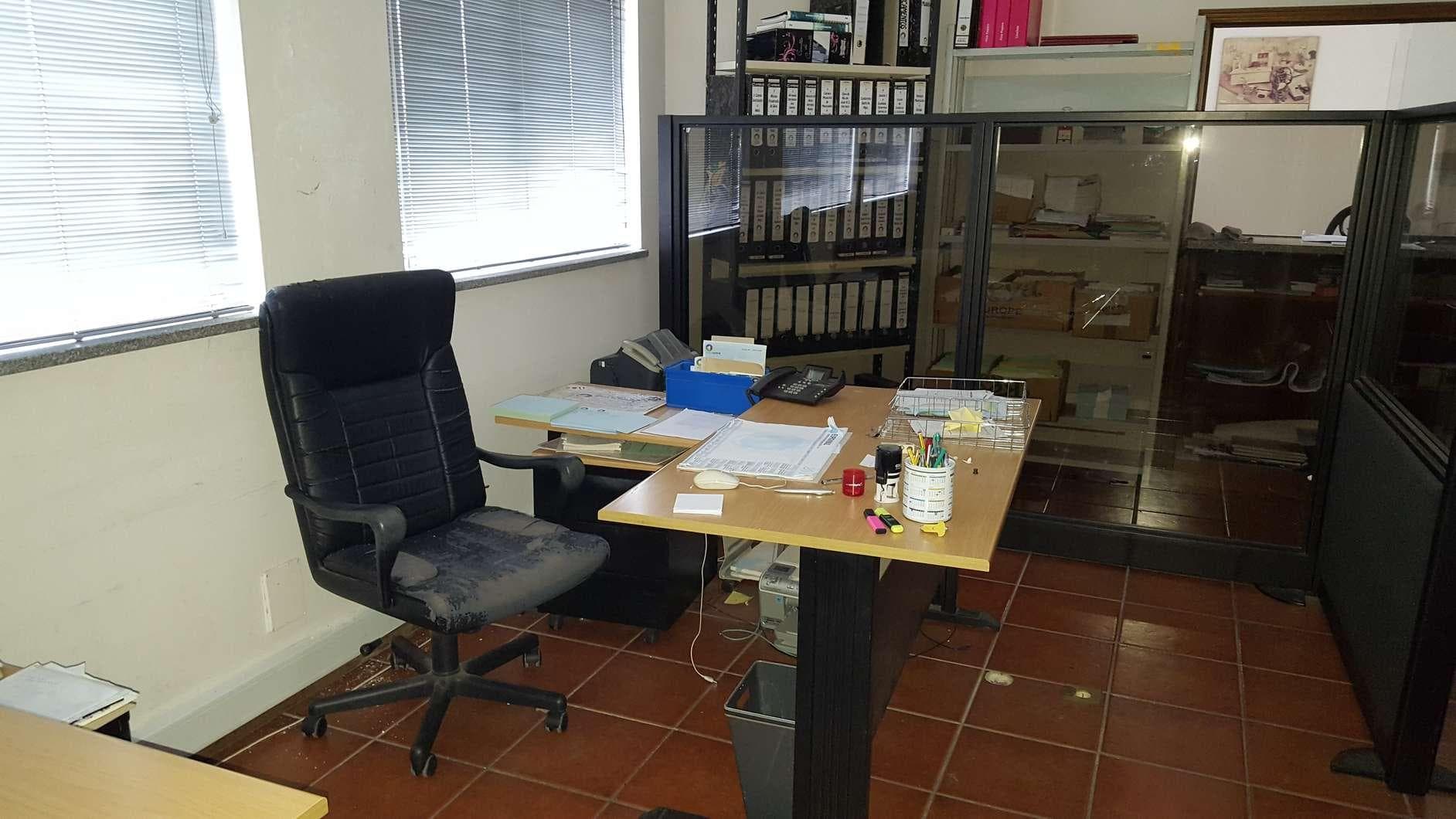 Equipamiento de Oficina + Material Informático