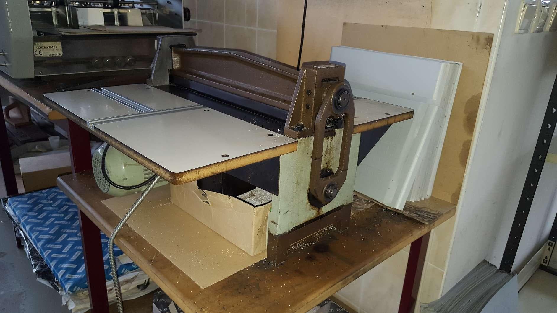 Máquina elétrica de vincar e picotar da marca "OMM" · — imagen 2
