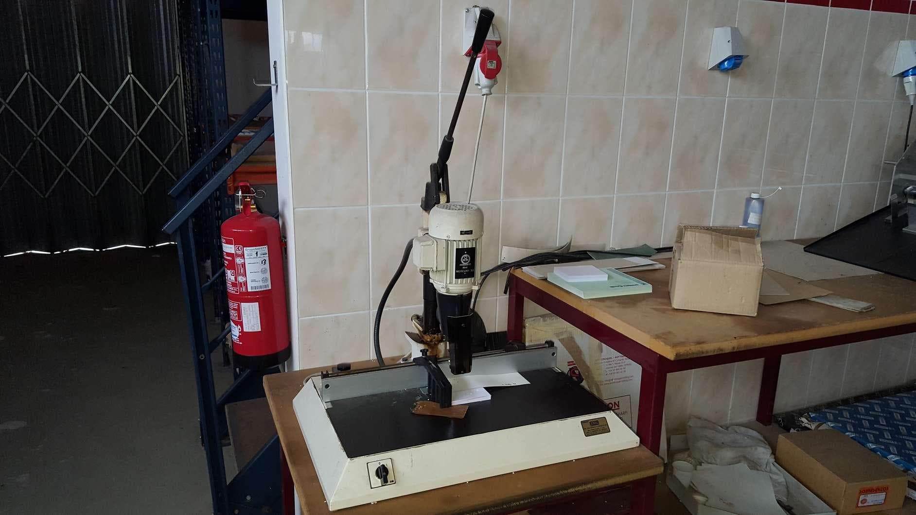 Máquina de perfuração/ picotagem, da marca "OMM", modelo "MERCURY93". ·