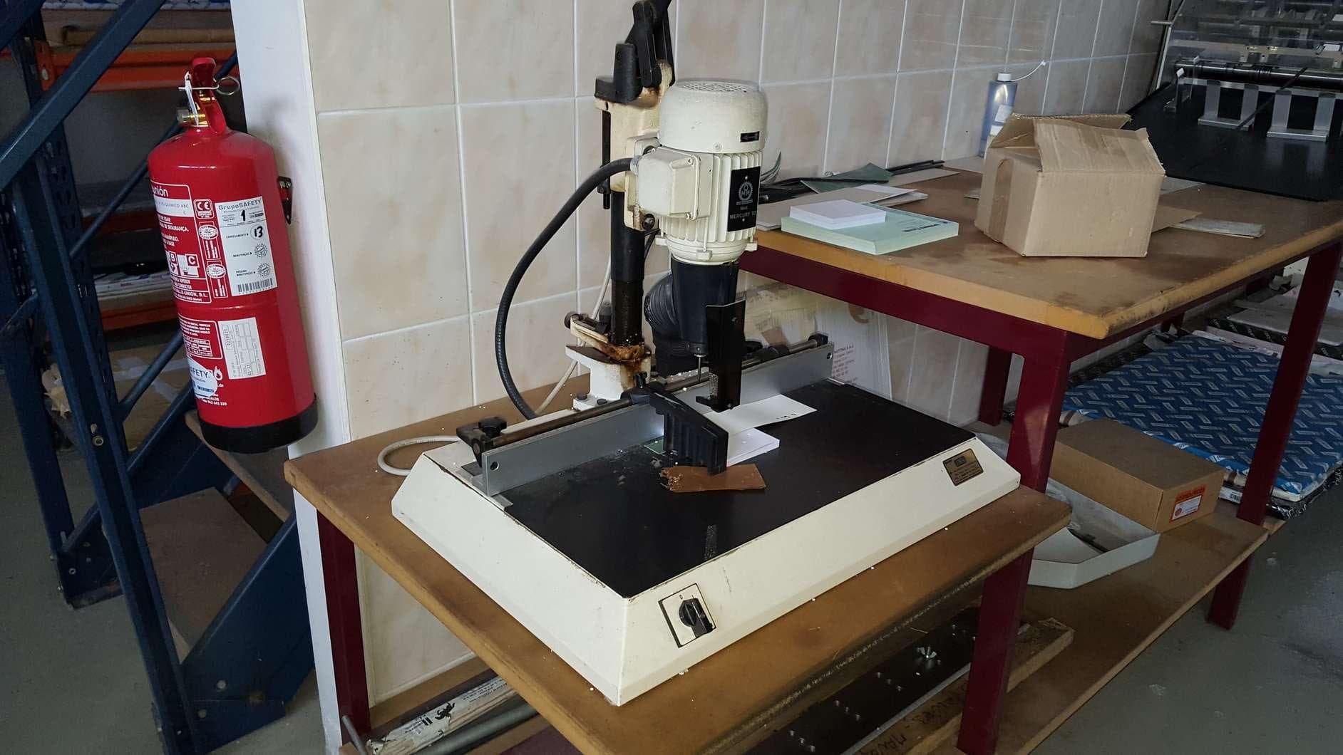 Máquina de perfuração/ picotagem, da marca "OMM", modelo "MERCURY93". · — imagen 2