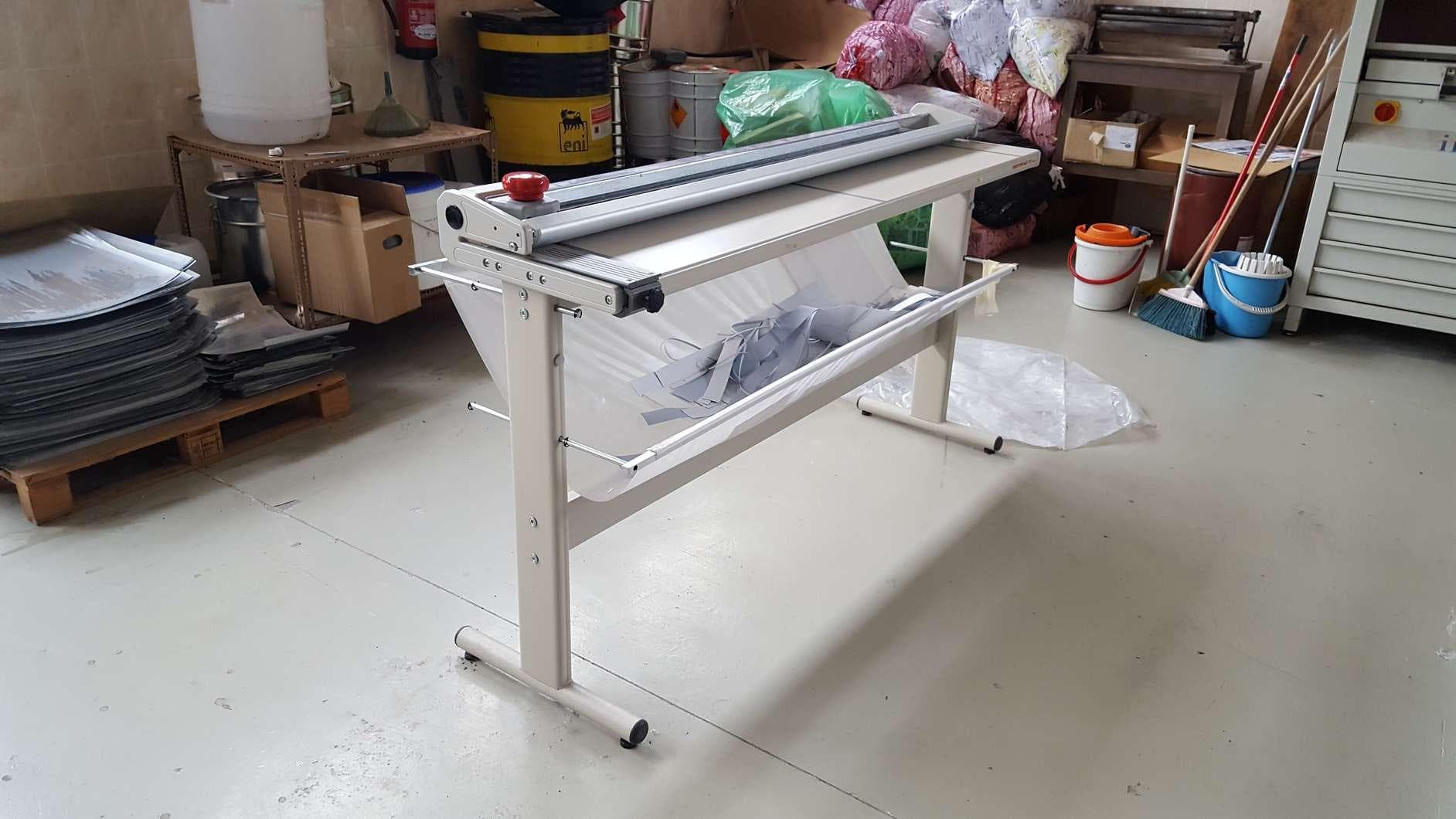 Guilhotina de rolo com bancada + Guilhotina, da marca "NEOLT", modelo "POWER TRIM PLUS 45" · — imagen 6