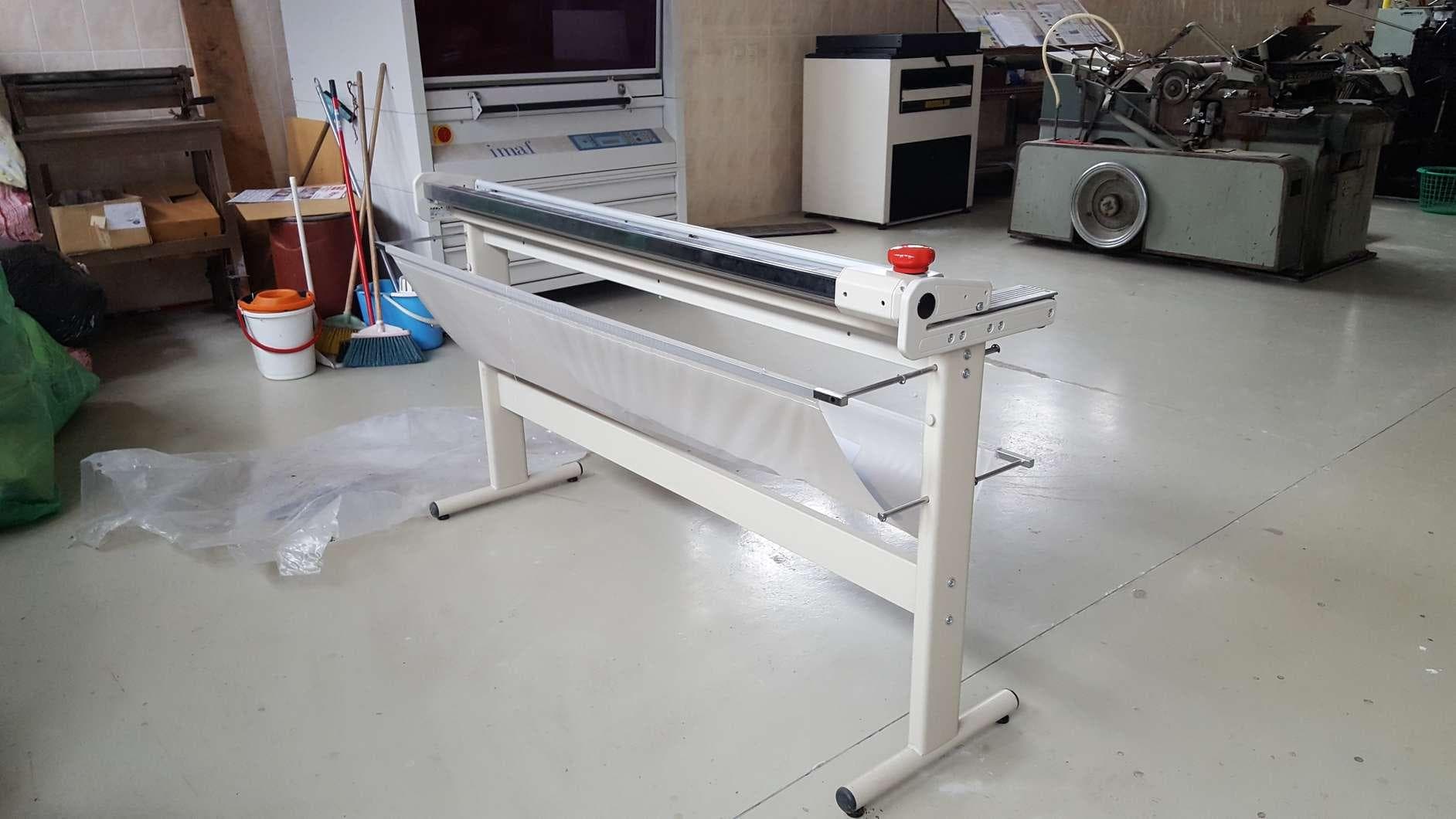 Guilhotina de rolo com bancada + Guilhotina, da marca "NEOLT", modelo "POWER TRIM PLUS 45" · — imagen 8