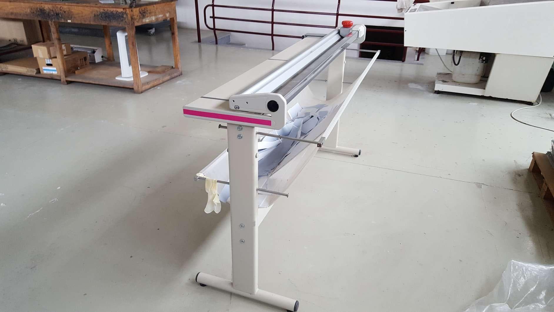 Guilhotina de rolo com bancada + Guilhotina, da marca "NEOLT", modelo "POWER TRIM PLUS 45" · — imagen 9