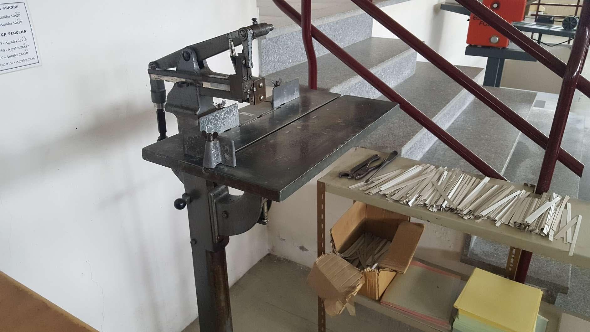 Agrafadora de pedal. + 2 Prensas térmicas para estampagem têxtil, sem marca visível. ·