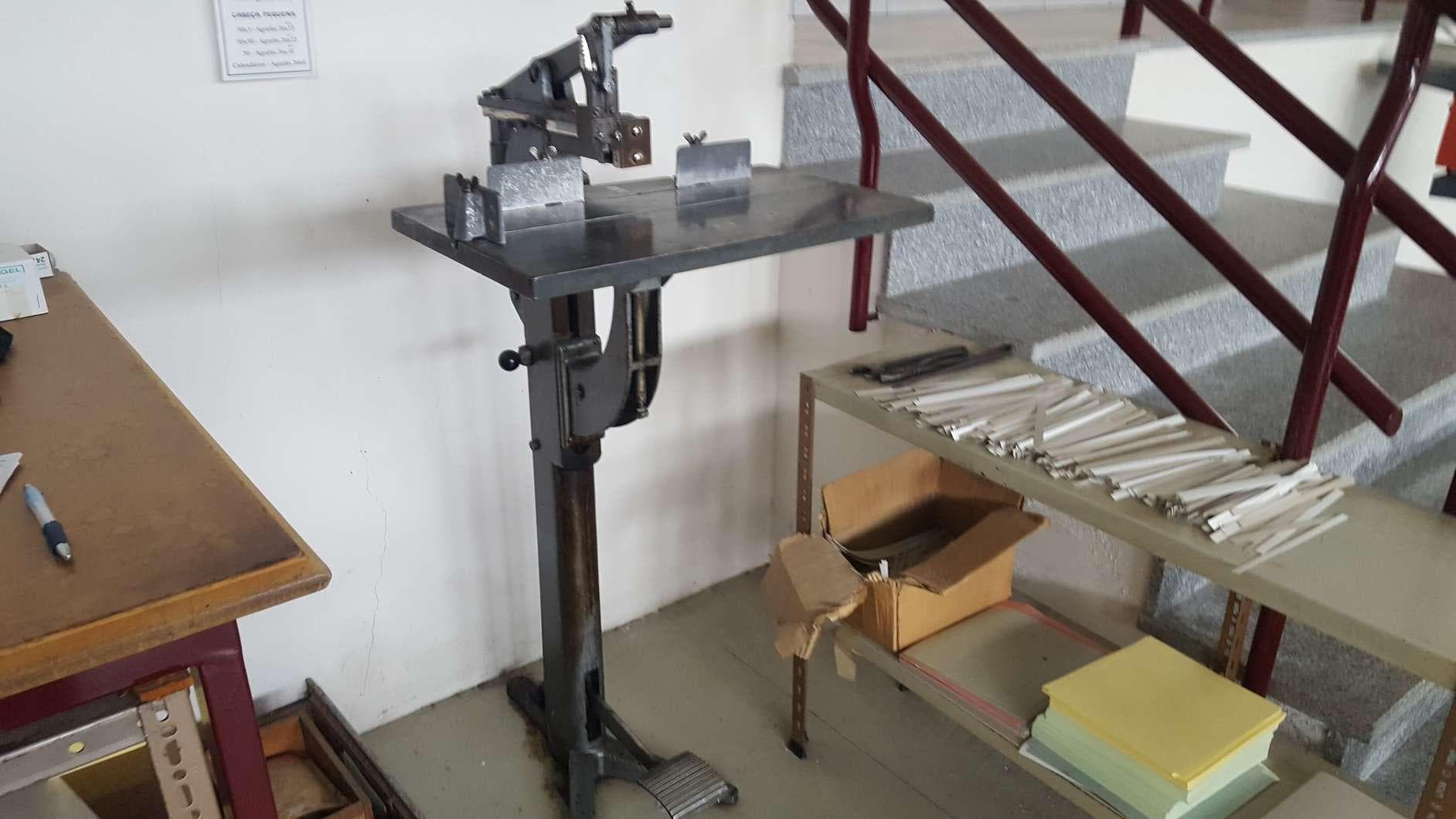 Agrafadora de pedal. + 2 Prensas térmicas para estampagem têxtil, sem marca visível. · — imagen 3