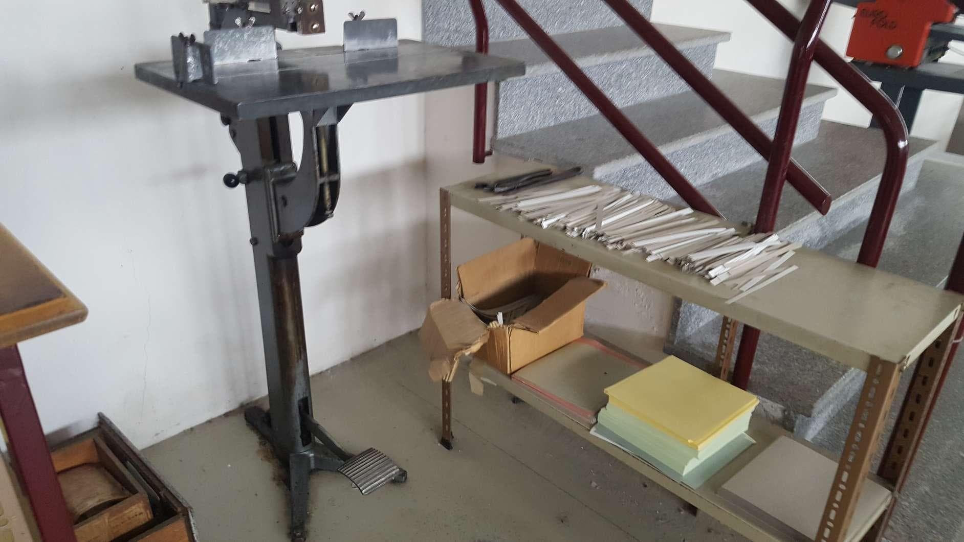 Agrafadora de pedal. + 2 Prensas térmicas para estampagem têxtil, sem marca visível. · — imagen 5