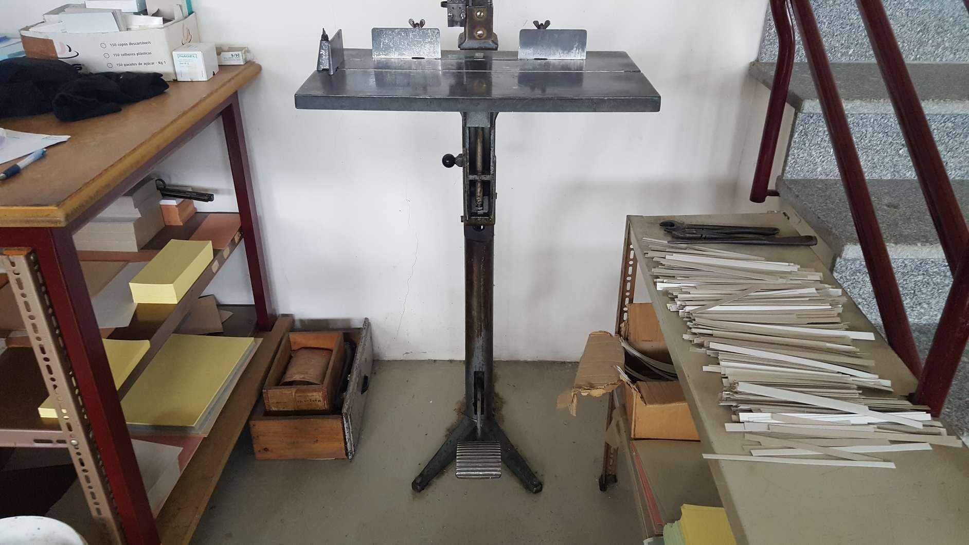 Agrafadora de pedal. + 2 Prensas térmicas para estampagem têxtil, sem marca visível. · — imagen 7