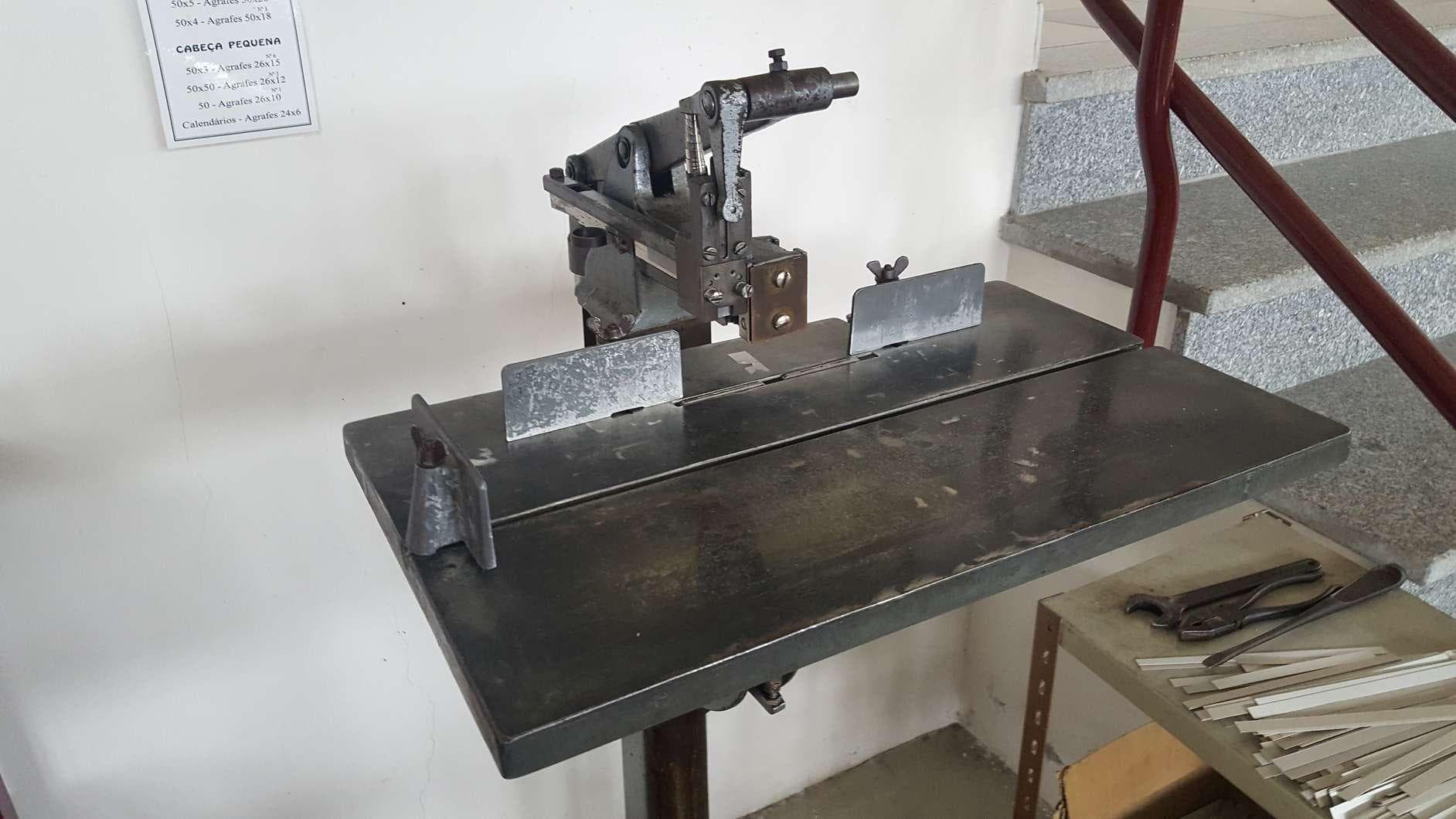 Agrafadora de pedal. + 2 Prensas térmicas para estampagem têxtil, sem marca visível. · — imagen 9