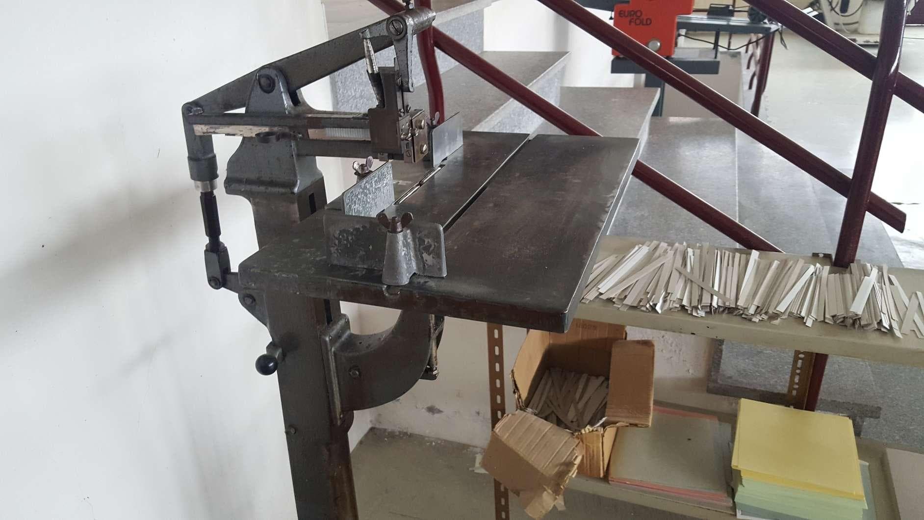 Agrafadora de pedal. + 2 Prensas térmicas para estampagem têxtil, sem marca visível. · — imagen 11