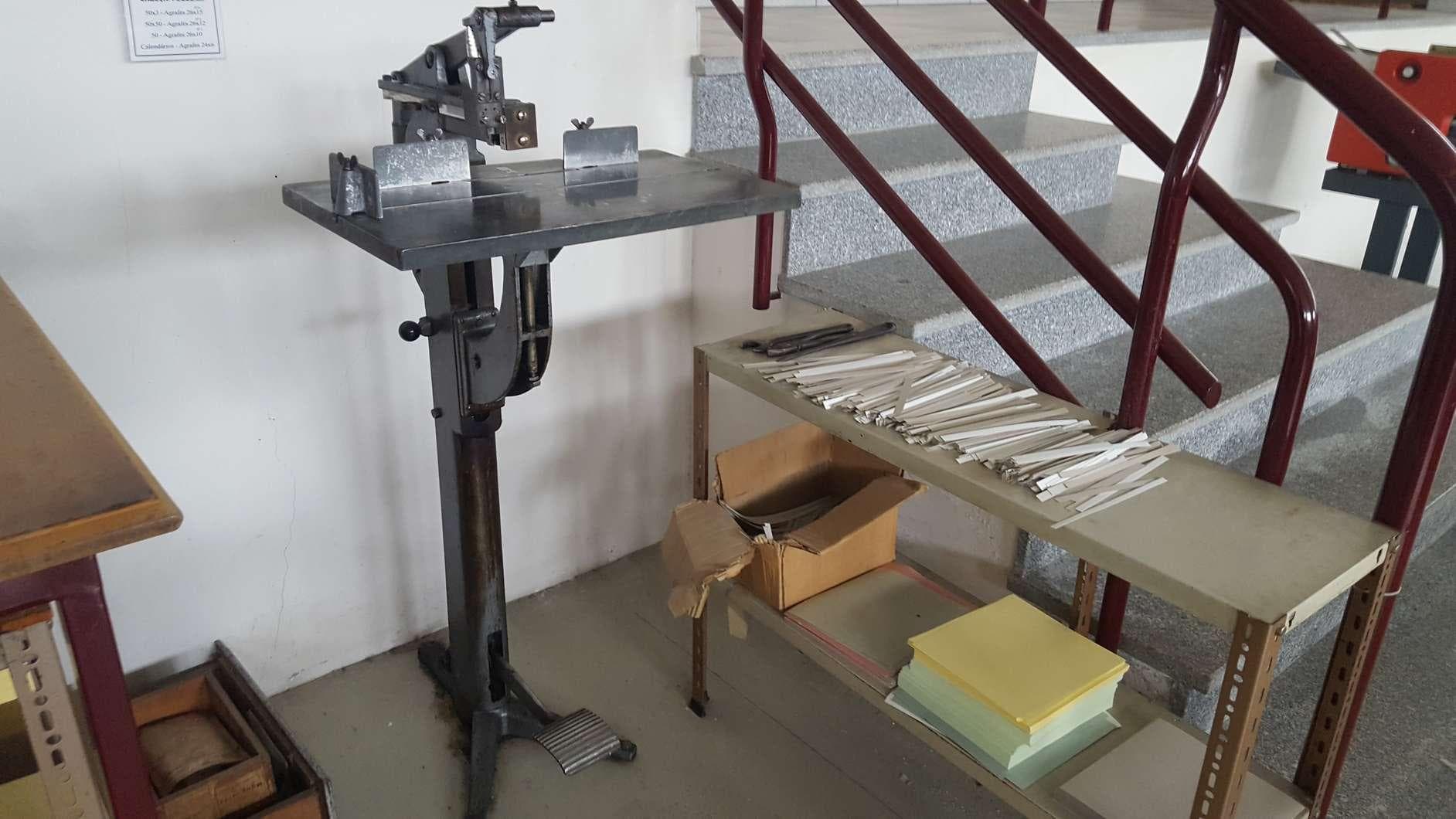 Agrafadora de pedal. + 2 Prensas térmicas para estampagem têxtil, sem marca visível. · — imagen 13