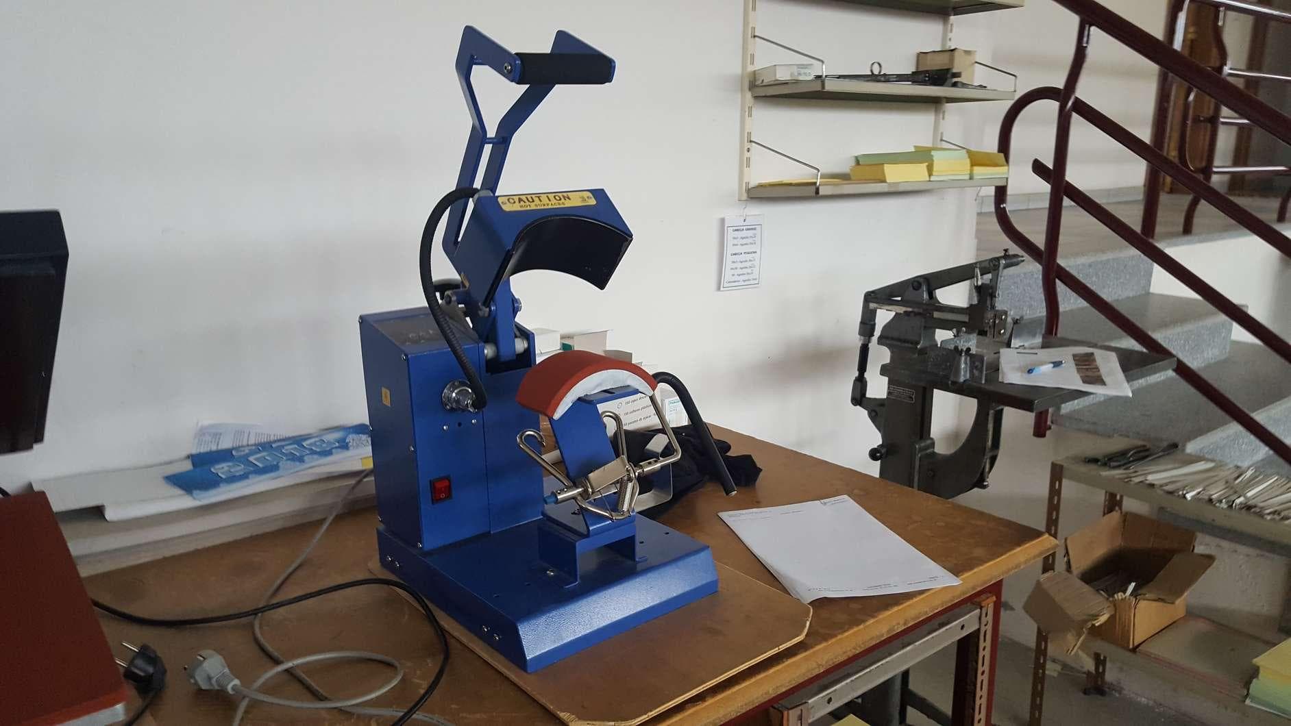 Agrafadora de pedal. + 2 Prensas térmicas para estampagem têxtil, sem marca visível. · — imagen 8