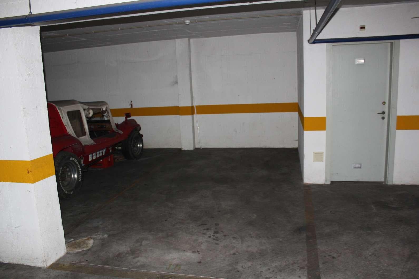 1/2 de 66 Lugares de Garagem · Alfragide — imagen 1