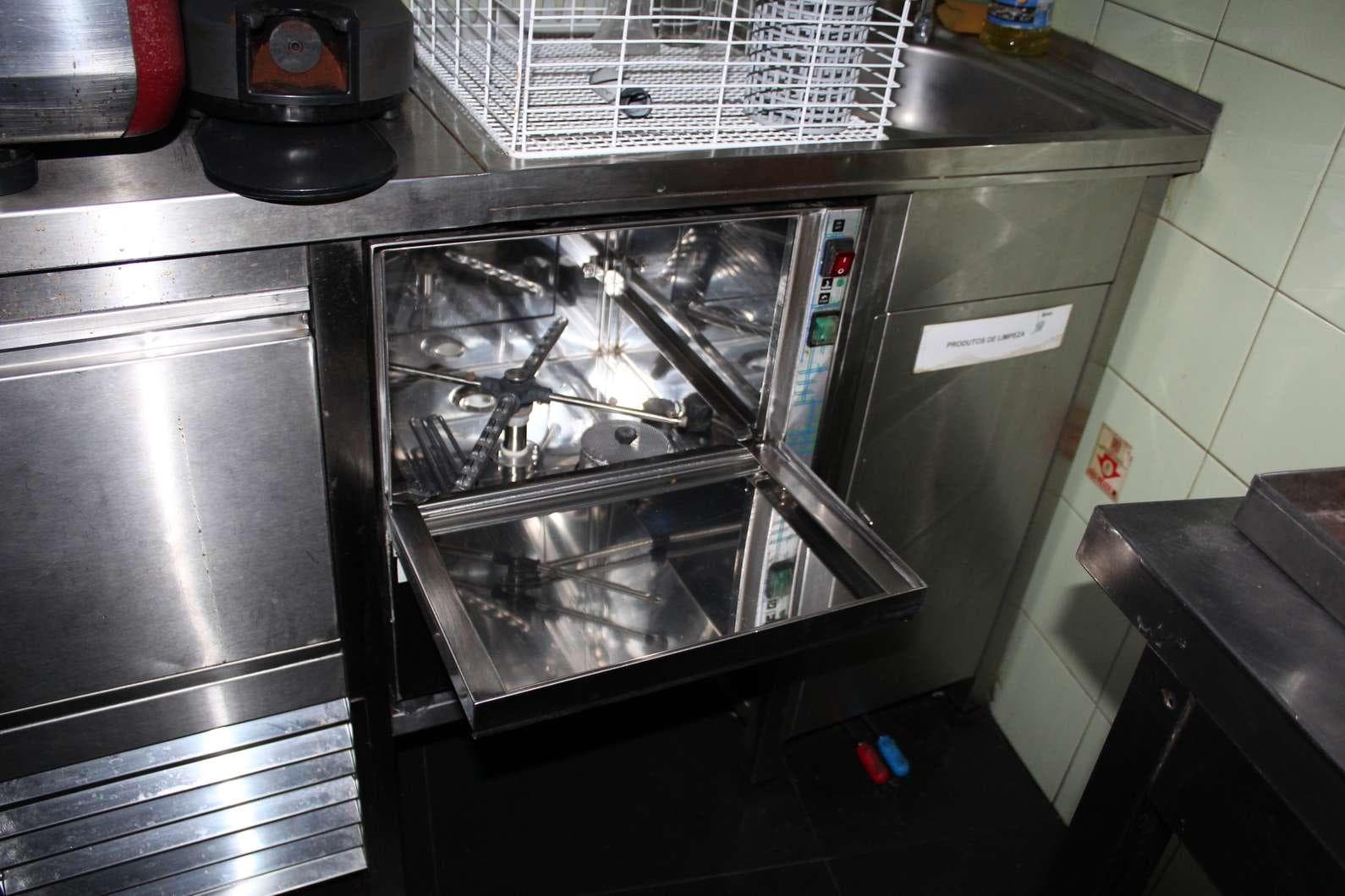 EQUIPAMENTO - 2 Vitrines com 2 prateleiras, vitrine de peixe, 2 lava louça, 2 bancadas, balcão frigorífico, armári ... — image 2